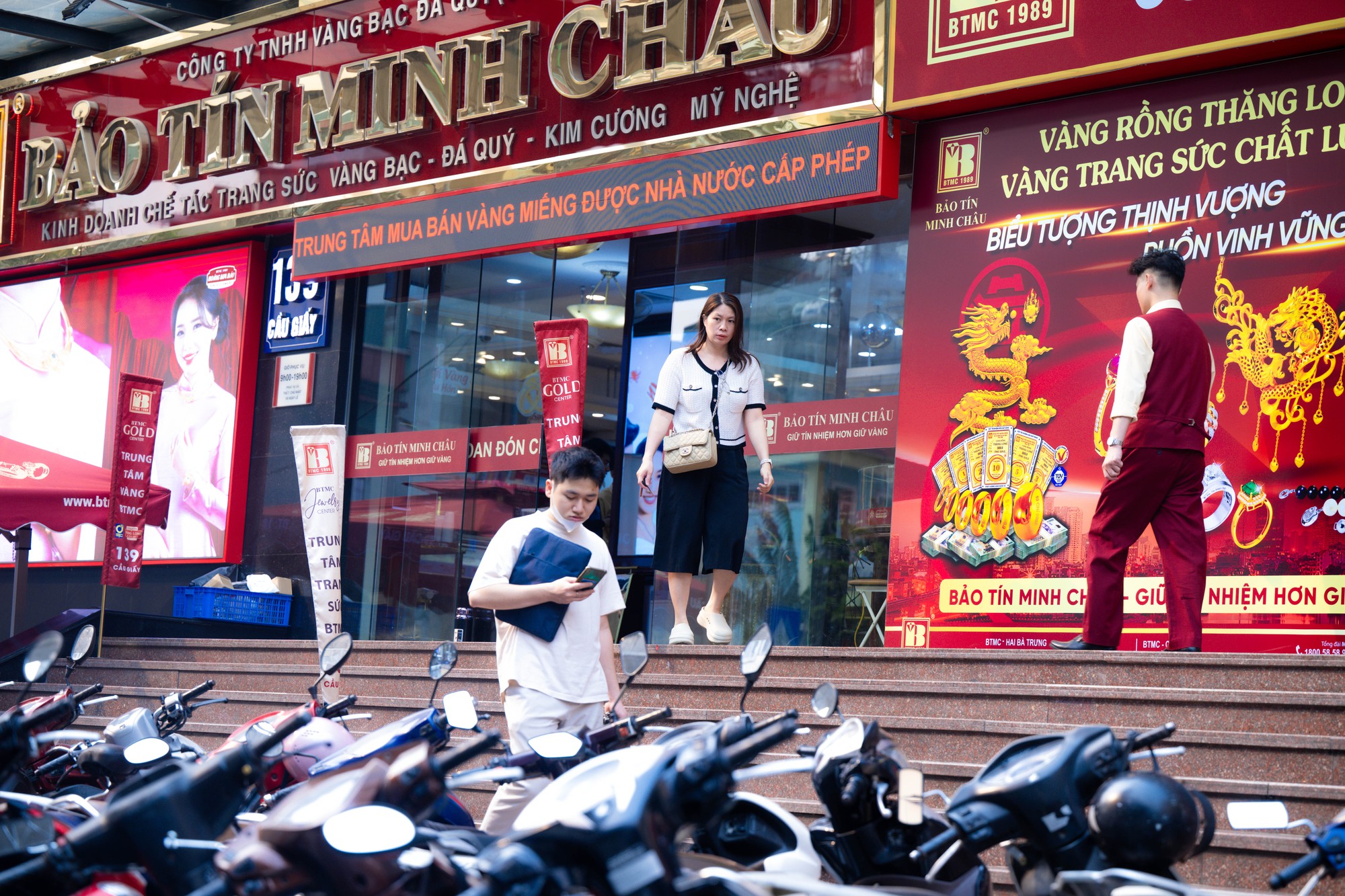 Ảnh, clip: Tình hình tại cửa hàng Bảo Tín Minh Châu sau thông tin khởi tố cựu Tổng giám đốc Công ty cùng con trai - Ảnh 9