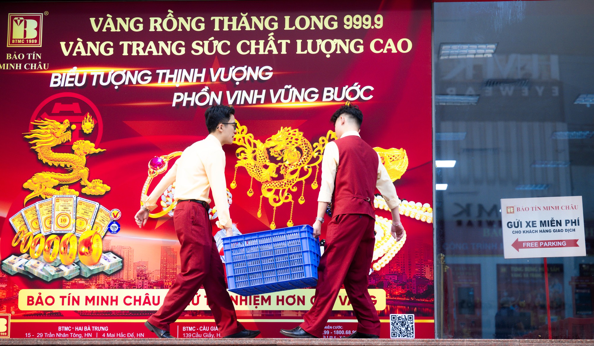 Ảnh, clip: Tình hình tại cửa hàng Bảo Tín Minh Châu sau thông tin khởi tố cựu Tổng giám đốc Công ty cùng con trai - Ảnh 1