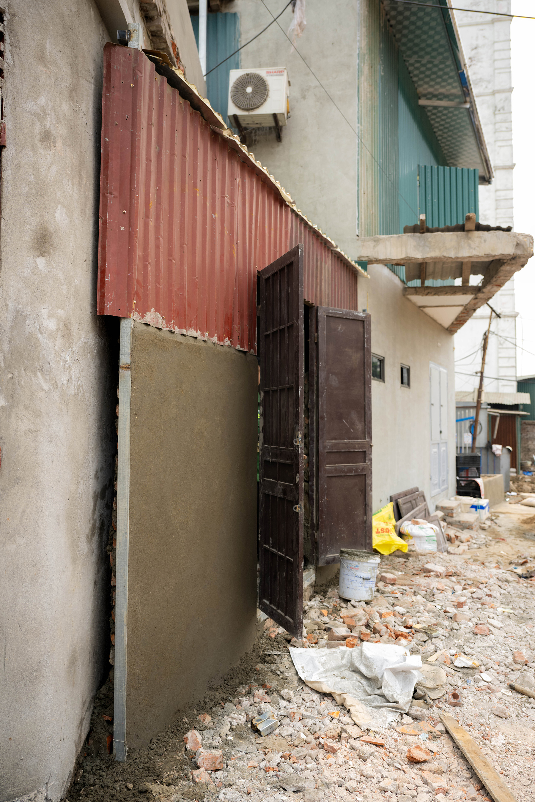 Cận cảnh loạt nhà siêu mỏng, siêu méo trên tuyến đường 500m ở Hà Nội - Ảnh 10