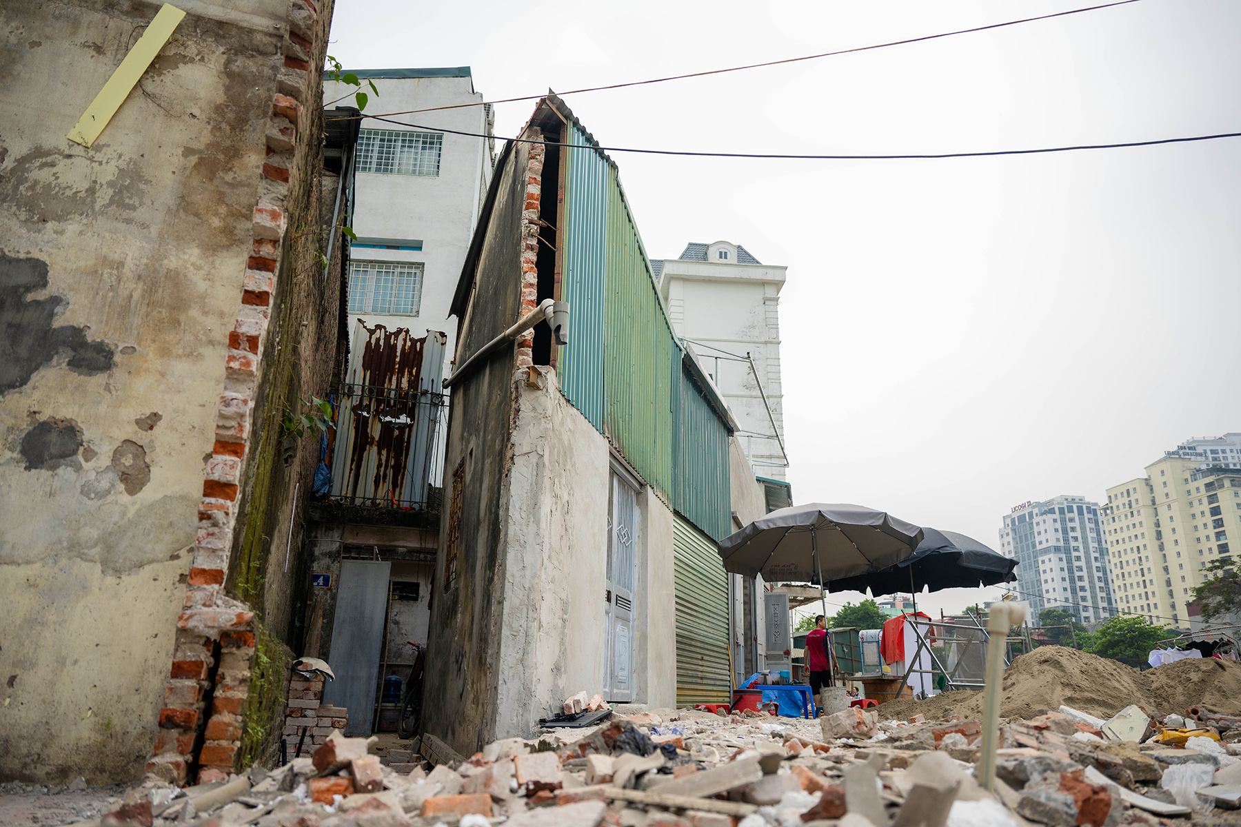 Cận cảnh loạt nhà siêu mỏng, siêu méo trên tuyến đường 500m ở Hà Nội - Ảnh 4