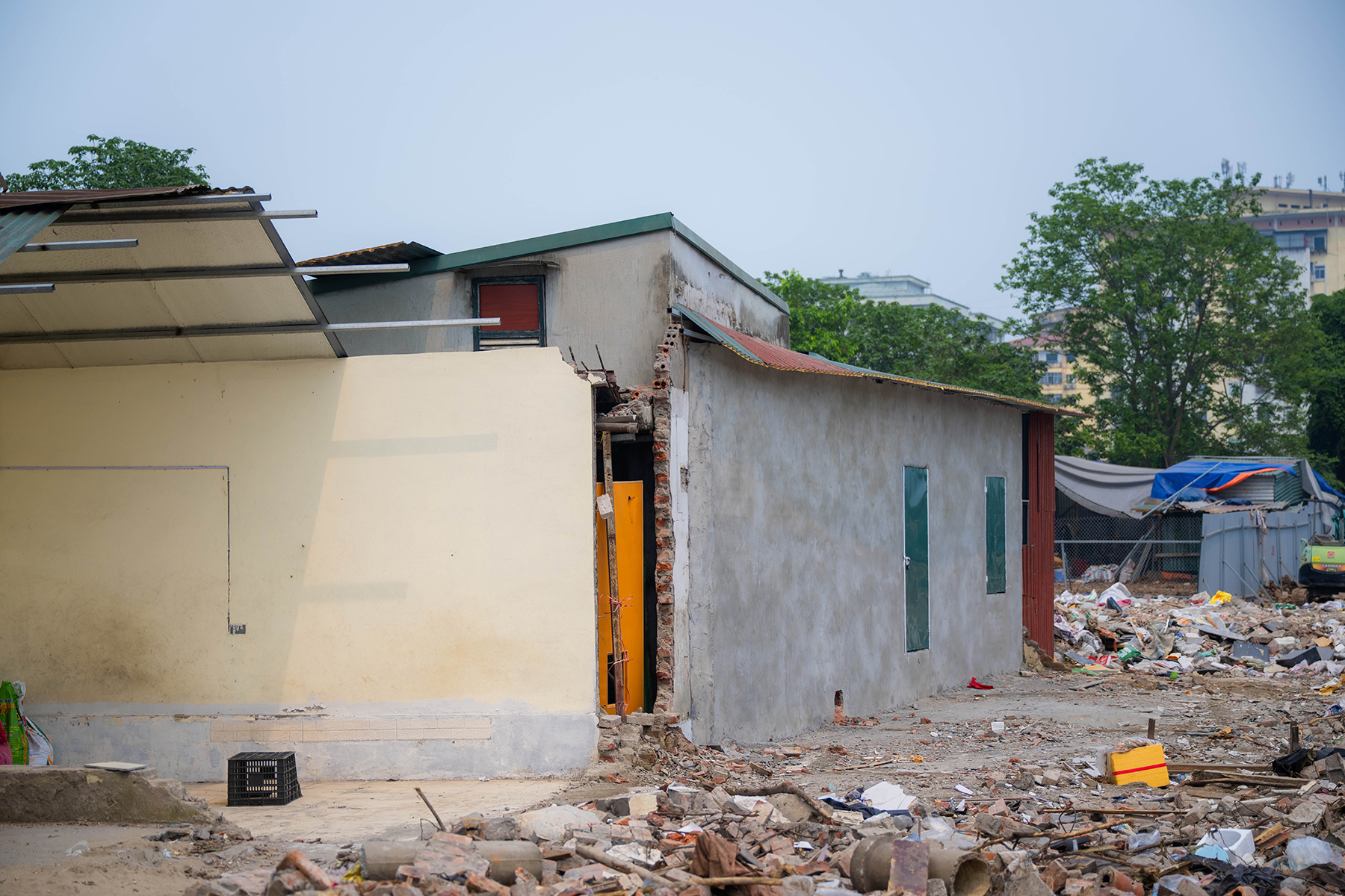 Cận cảnh loạt nhà siêu mỏng, siêu méo trên tuyến đường 500m ở Hà Nội - Ảnh 5