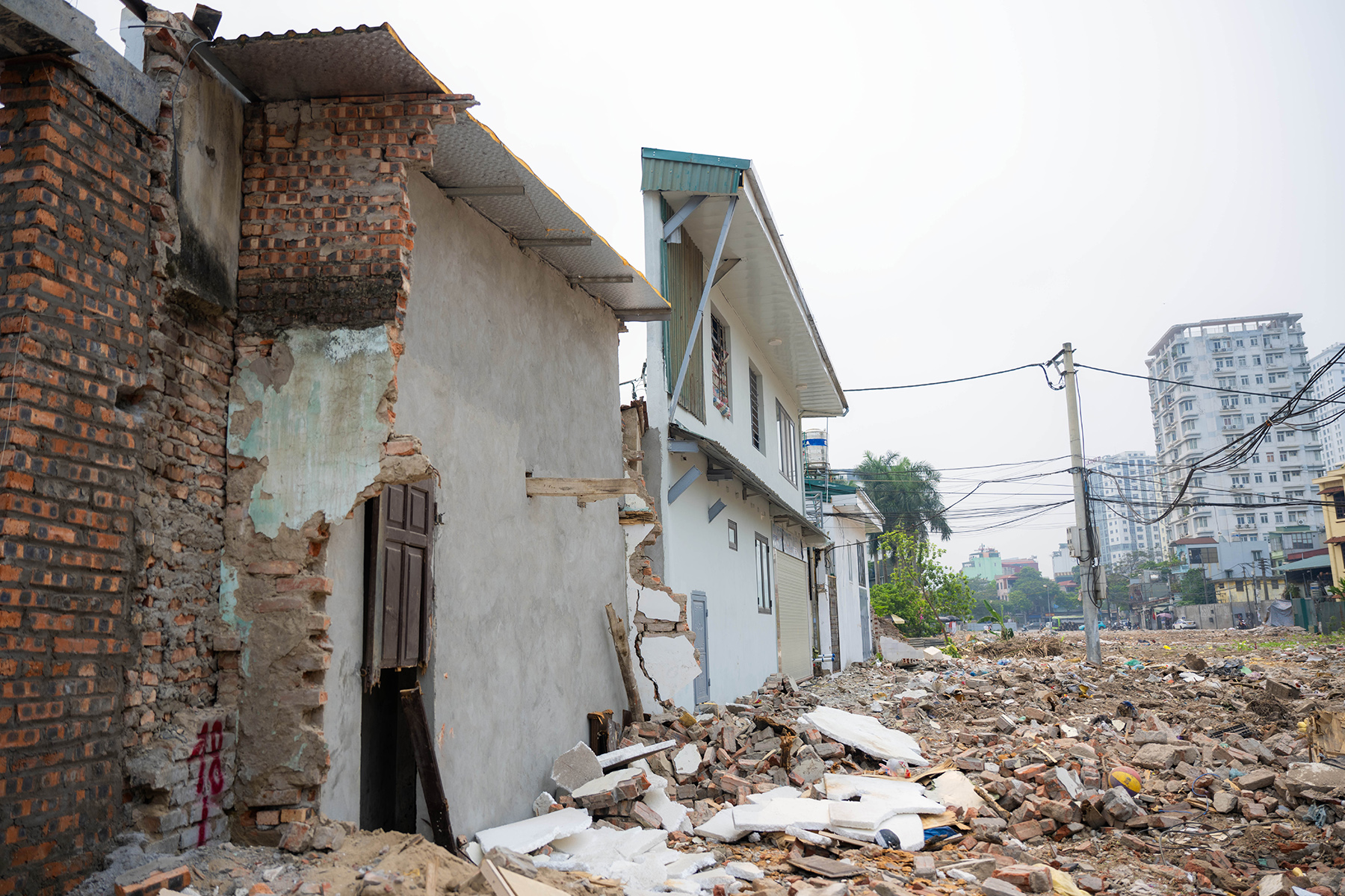 Cận cảnh loạt nhà siêu mỏng, siêu méo trên tuyến đường 500m ở Hà Nội - Ảnh 2