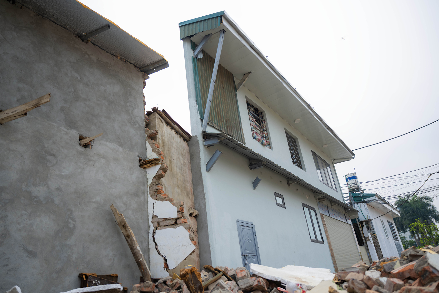 Cận cảnh loạt nhà siêu mỏng, siêu méo trên tuyến đường 500m ở Hà Nội - Ảnh 3