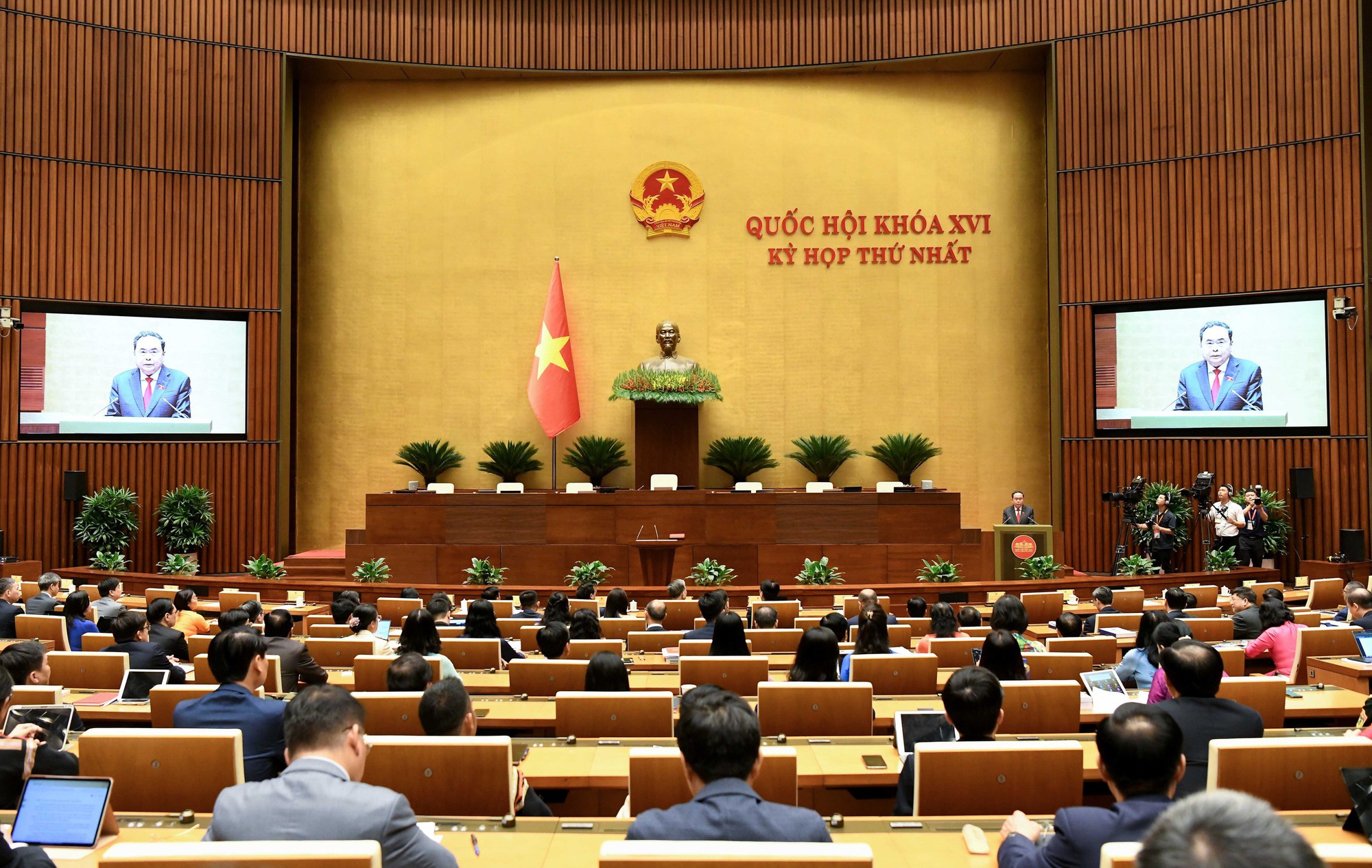 Hôm nay, Quốc hội thảo luận về kế hoạch phát triển kinh tế - xã hội, vay và trả nợ công - Ảnh 1