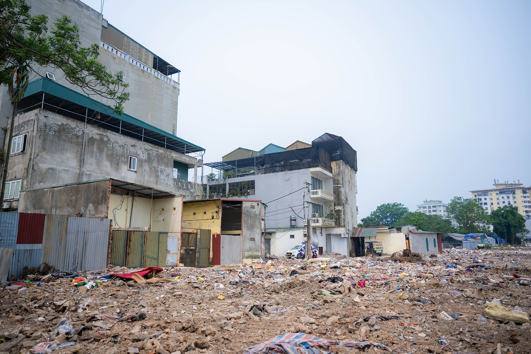 Cận cảnh loạt nhà siêu mỏng, siêu méo trên tuyến đường 500m ở Hà Nội - Ảnh 1