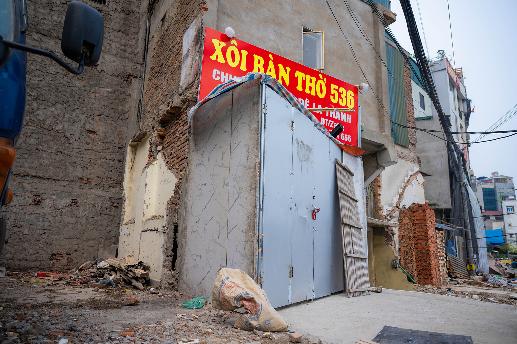 Cận cảnh loạt nhà siêu mỏng, siêu méo trên tuyến đường 500m ở Hà Nội - Ảnh 13