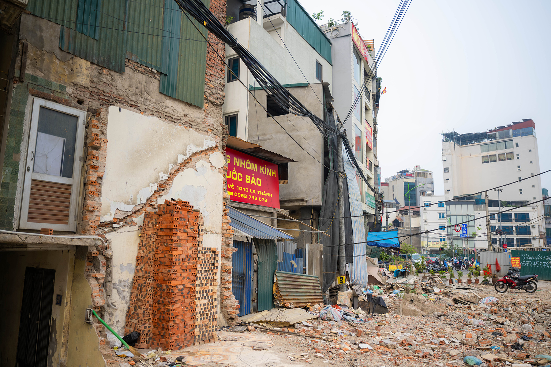 Cận cảnh loạt nhà siêu mỏng, siêu méo trên tuyến đường 500m ở Hà Nội - Ảnh 12