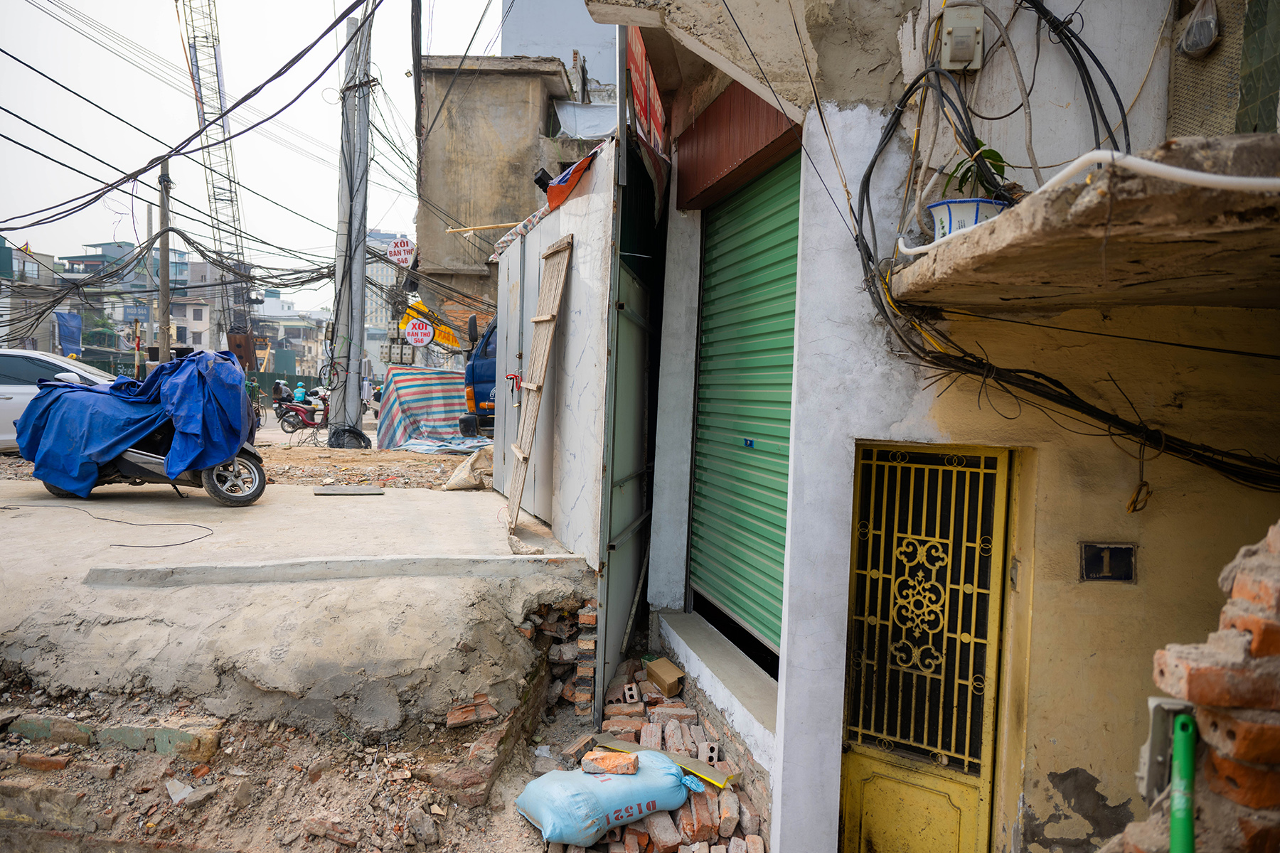 Cận cảnh loạt nhà siêu mỏng, siêu méo trên tuyến đường 500m ở Hà Nội - Ảnh 14