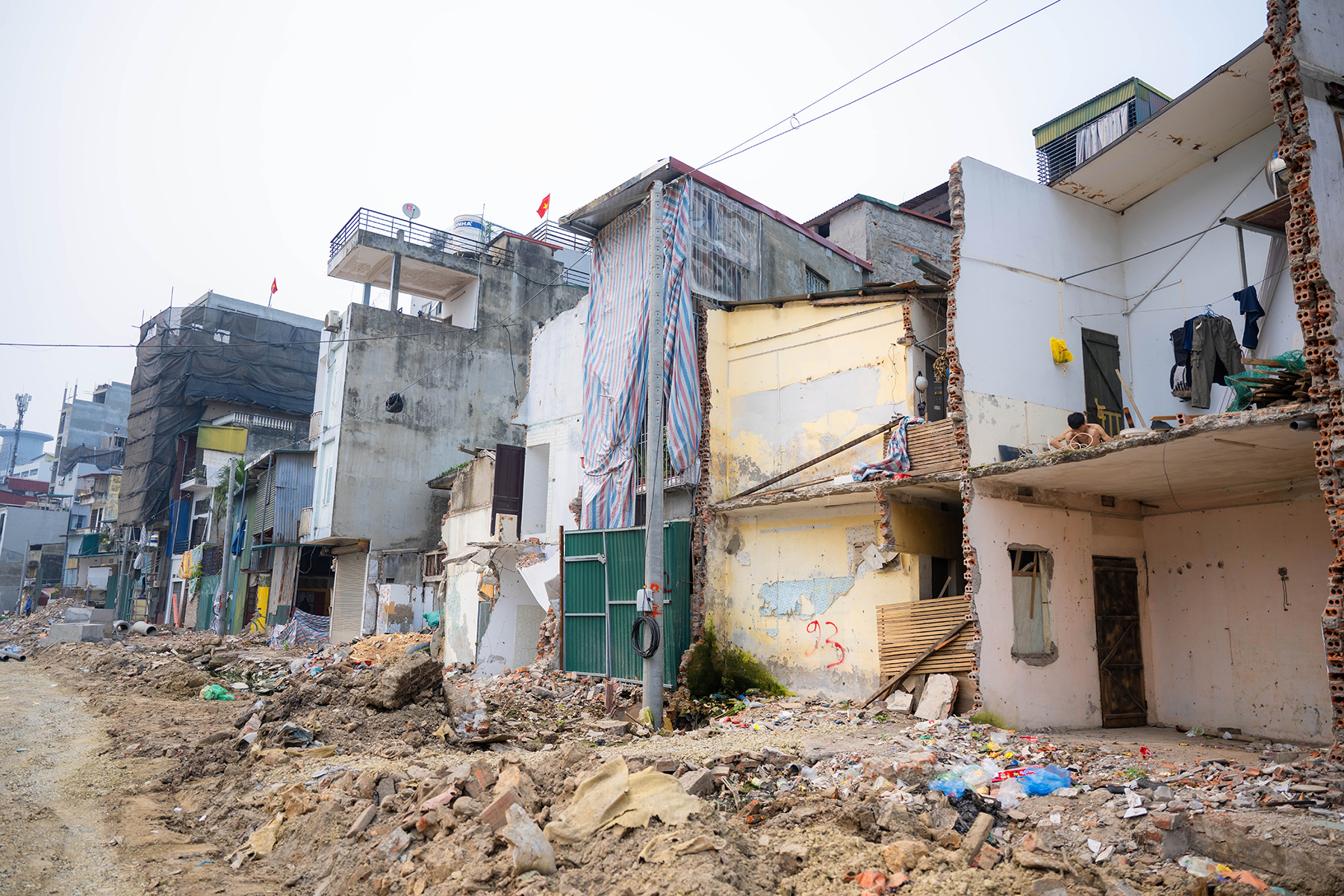 Cận cảnh loạt nhà siêu mỏng, siêu méo trên tuyến đường 500m ở Hà Nội - Ảnh 15