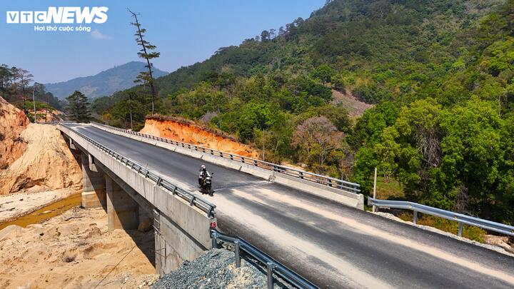 Ngắm đường 'như dòng sông xuyên rừng núi' nối Lâm Đồng và Đắk Lắk - Ảnh 7