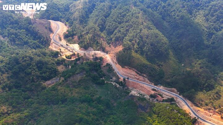 Ngắm đường 'như dòng sông xuyên rừng núi' nối Lâm Đồng và Đắk Lắk - Ảnh 11