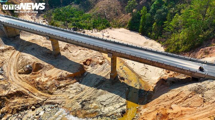 Ngắm đường 'như dòng sông xuyên rừng núi' nối Lâm Đồng và Đắk Lắk - Ảnh 5