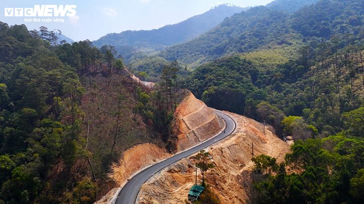 Ngắm đường 'như dòng sông xuyên rừng núi' nối Lâm Đồng và Đắk Lắk - Ảnh 10
