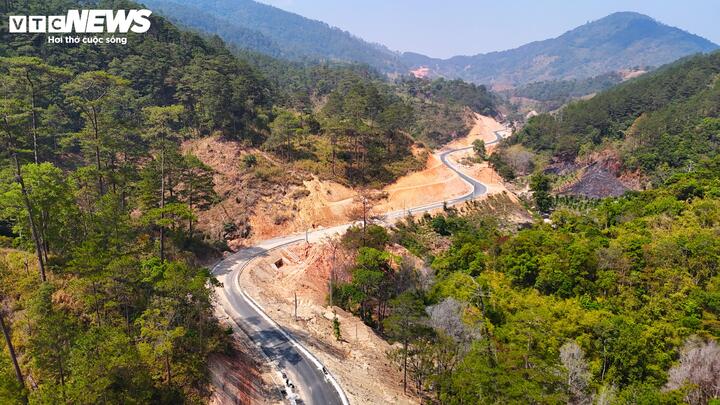 Ngắm đường 'như dòng sông xuyên rừng núi' nối Lâm Đồng và Đắk Lắk - Ảnh 3
