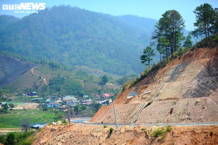 Ngắm đường 'như dòng sông xuyên rừng núi' nối Lâm Đồng và Đắk Lắk - Ảnh 6