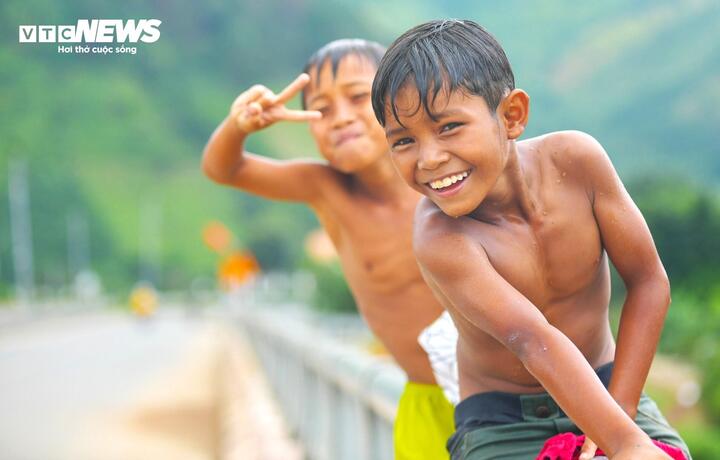 Ngắm đường 'như dòng sông xuyên rừng núi' nối Lâm Đồng và Đắk Lắk - Ảnh 12