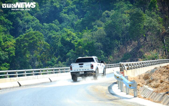 Ngắm đường 'như dòng sông xuyên rừng núi' nối Lâm Đồng và Đắk Lắk - Ảnh 9