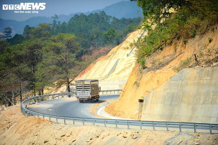 Ngắm đường 'như dòng sông xuyên rừng núi' nối Lâm Đồng và Đắk Lắk - Ảnh 8