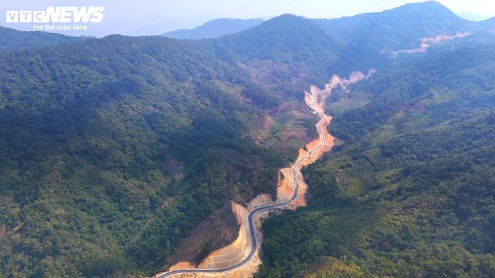 Ngắm đường 'như dòng sông xuyên rừng núi' nối Lâm Đồng và Đắk Lắk - Ảnh 1
