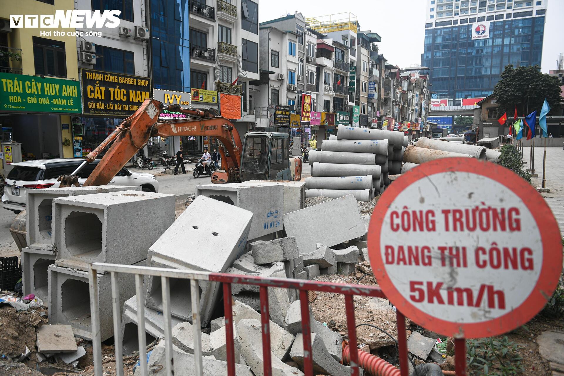 Người Hà Nội dò dẫm tìm lối đi qua công trường mở rộng đường gần 400 tỷ - Ảnh 3