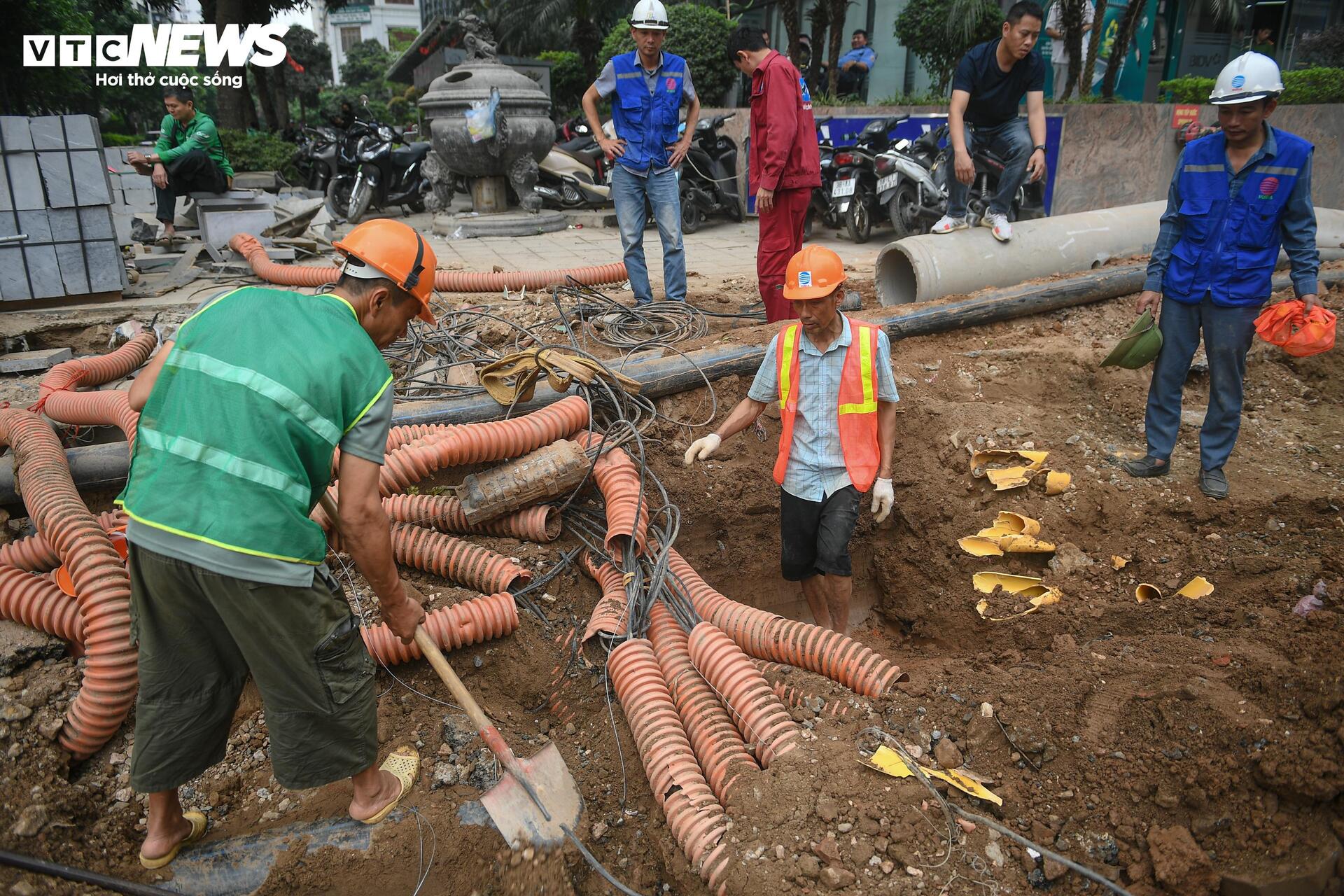 Người Hà Nội dò dẫm tìm lối đi qua công trường mở rộng đường gần 400 tỷ - Ảnh 5