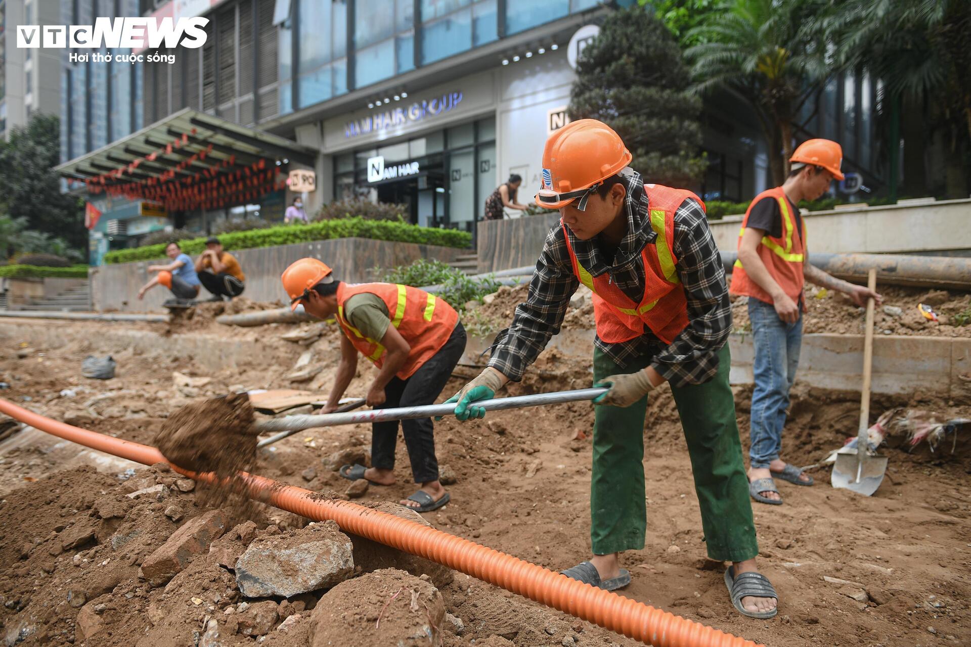 Người Hà Nội dò dẫm tìm lối đi qua công trường mở rộng đường gần 400 tỷ - Ảnh 6