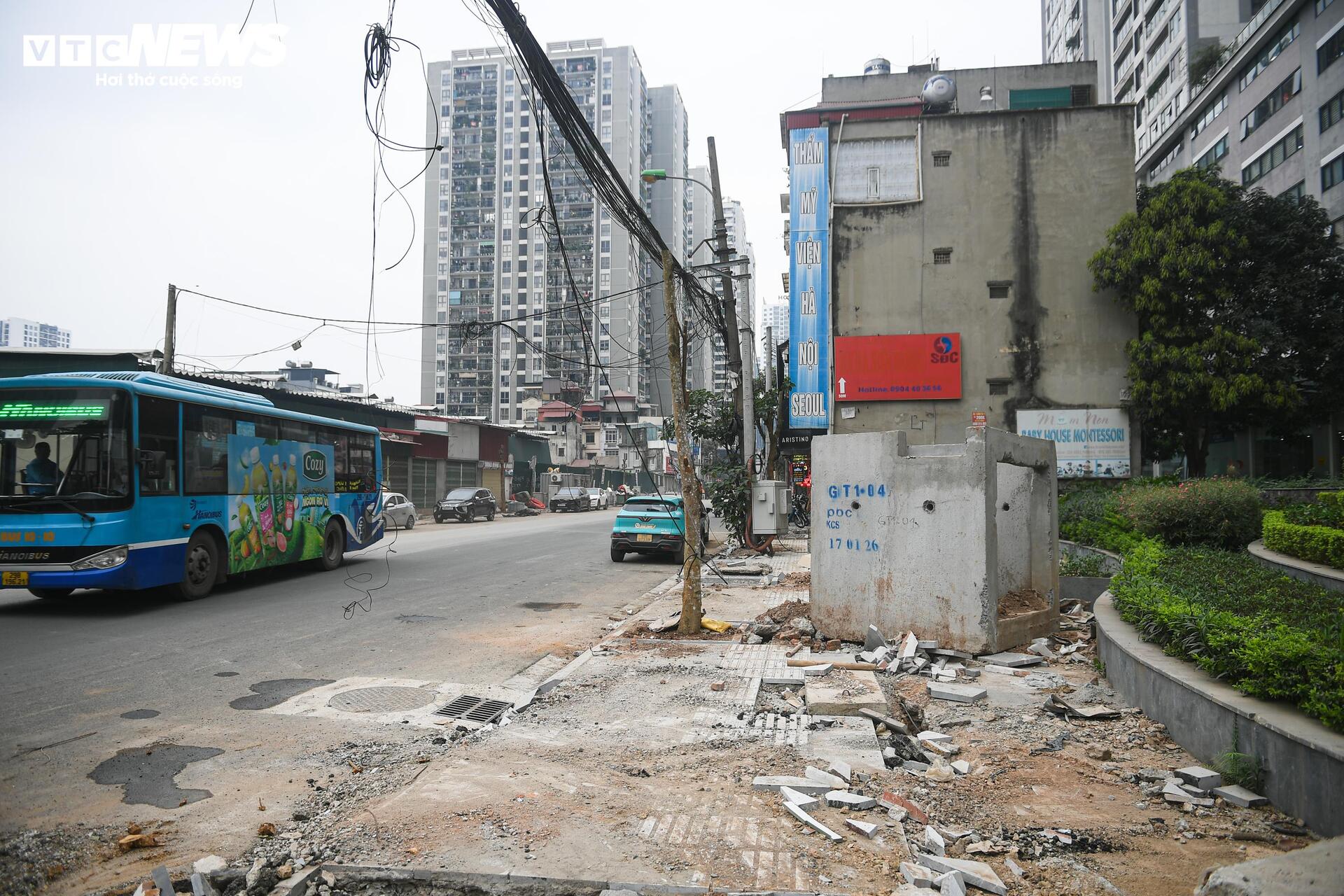 Người Hà Nội dò dẫm tìm lối đi qua công trường mở rộng đường gần 400 tỷ - Ảnh 18