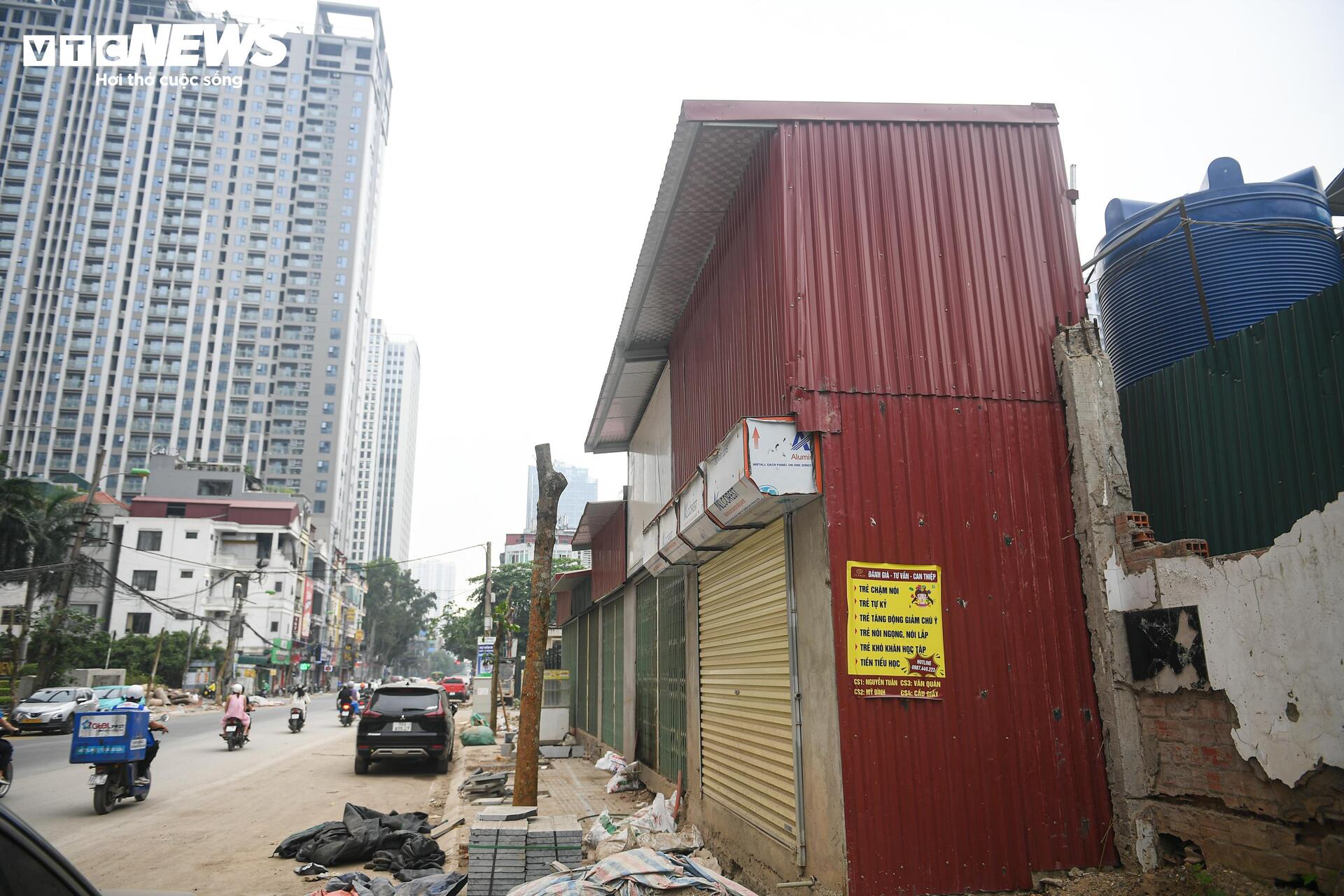 Người Hà Nội dò dẫm tìm lối đi qua công trường mở rộng đường gần 400 tỷ - Ảnh 22