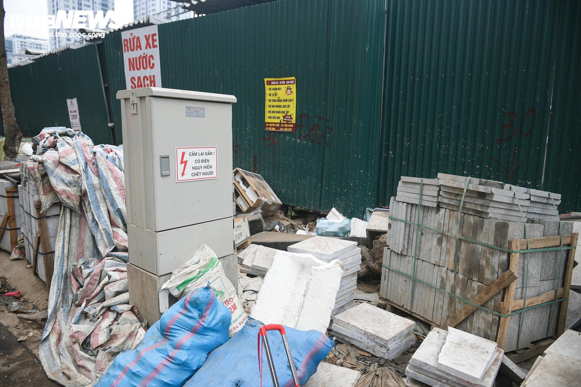 Người Hà Nội dò dẫm tìm lối đi qua công trường mở rộng đường gần 400 tỷ - Ảnh 19