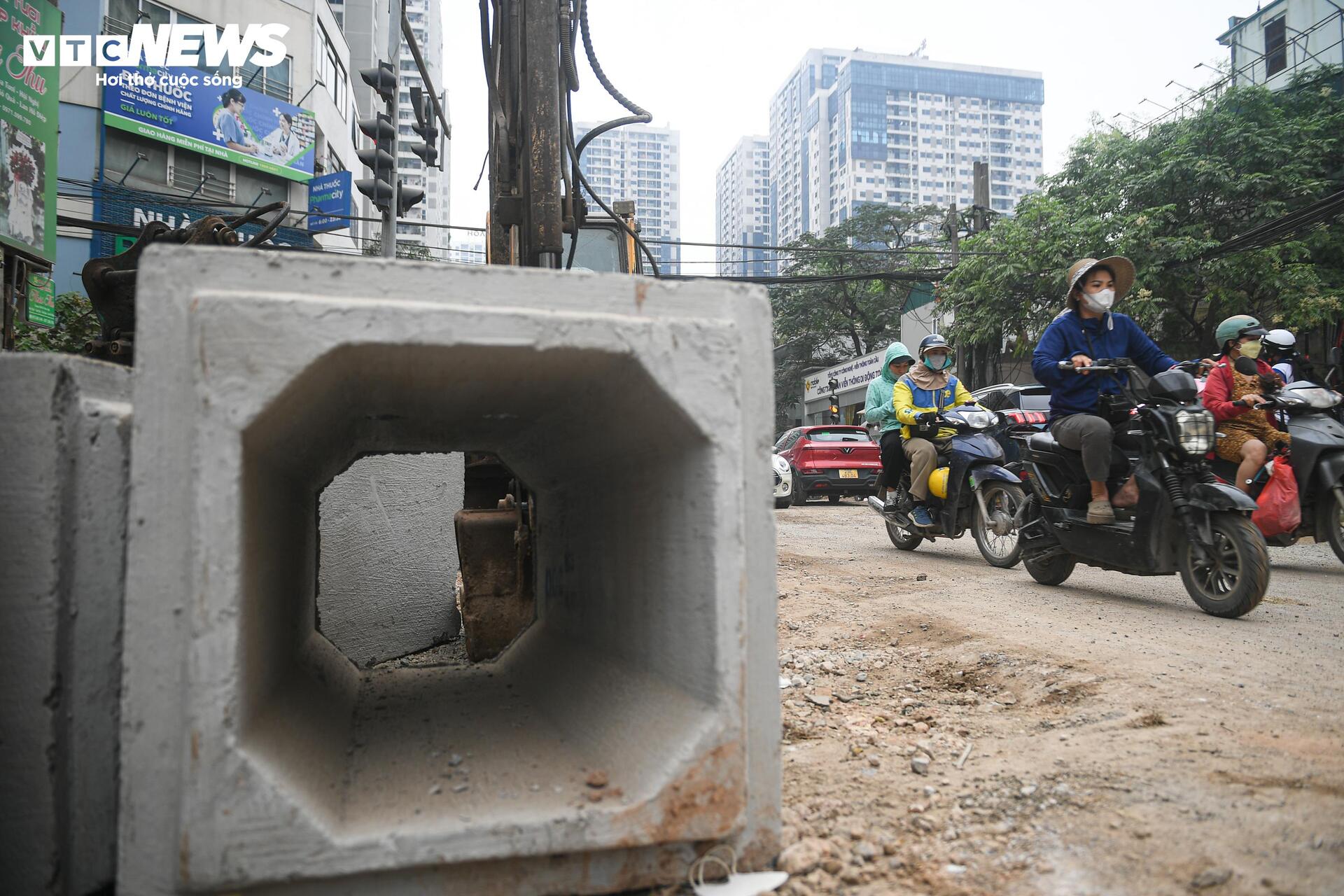 Người Hà Nội dò dẫm tìm lối đi qua công trường mở rộng đường gần 400 tỷ - Ảnh 11