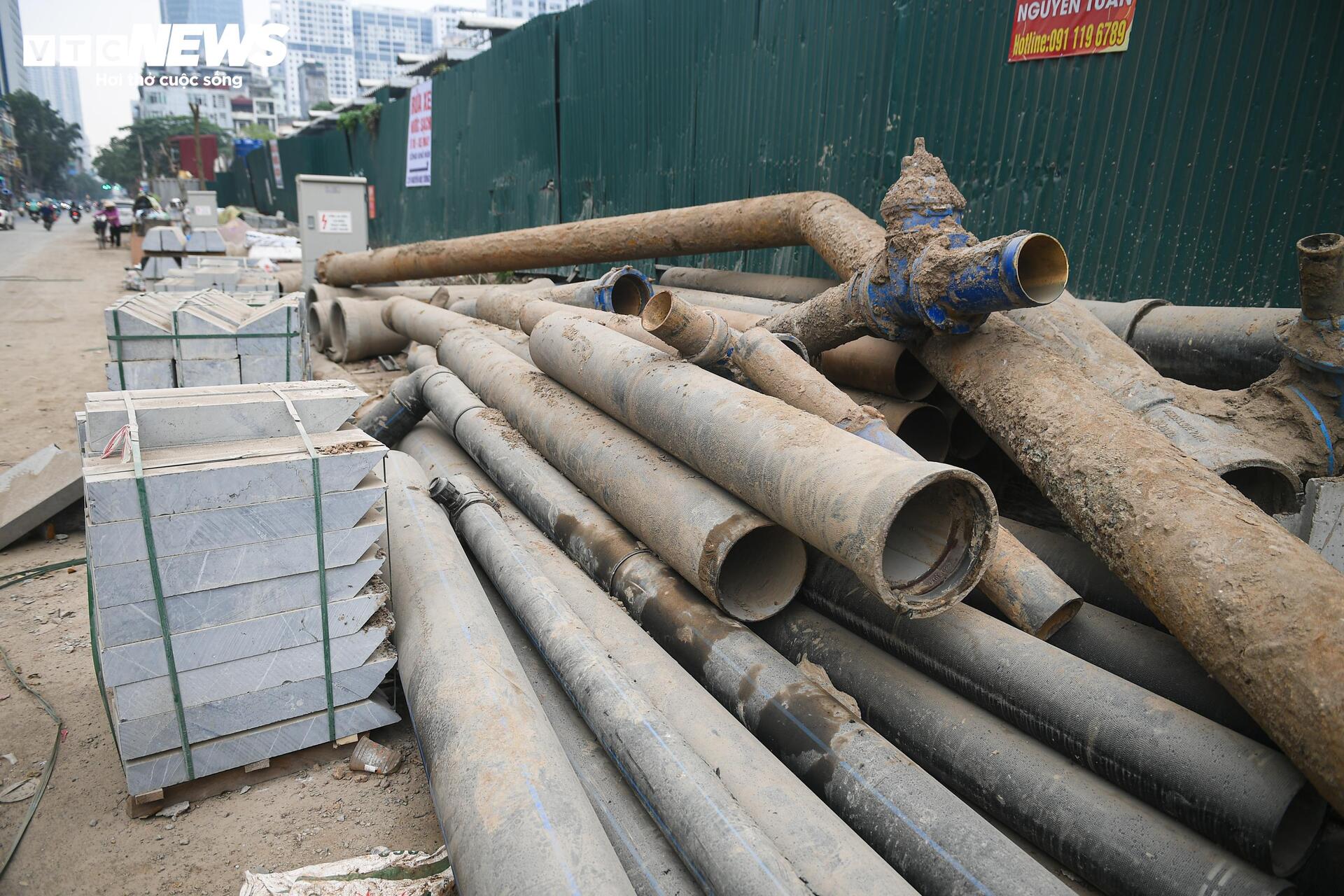 Người Hà Nội dò dẫm tìm lối đi qua công trường mở rộng đường gần 400 tỷ - Ảnh 20