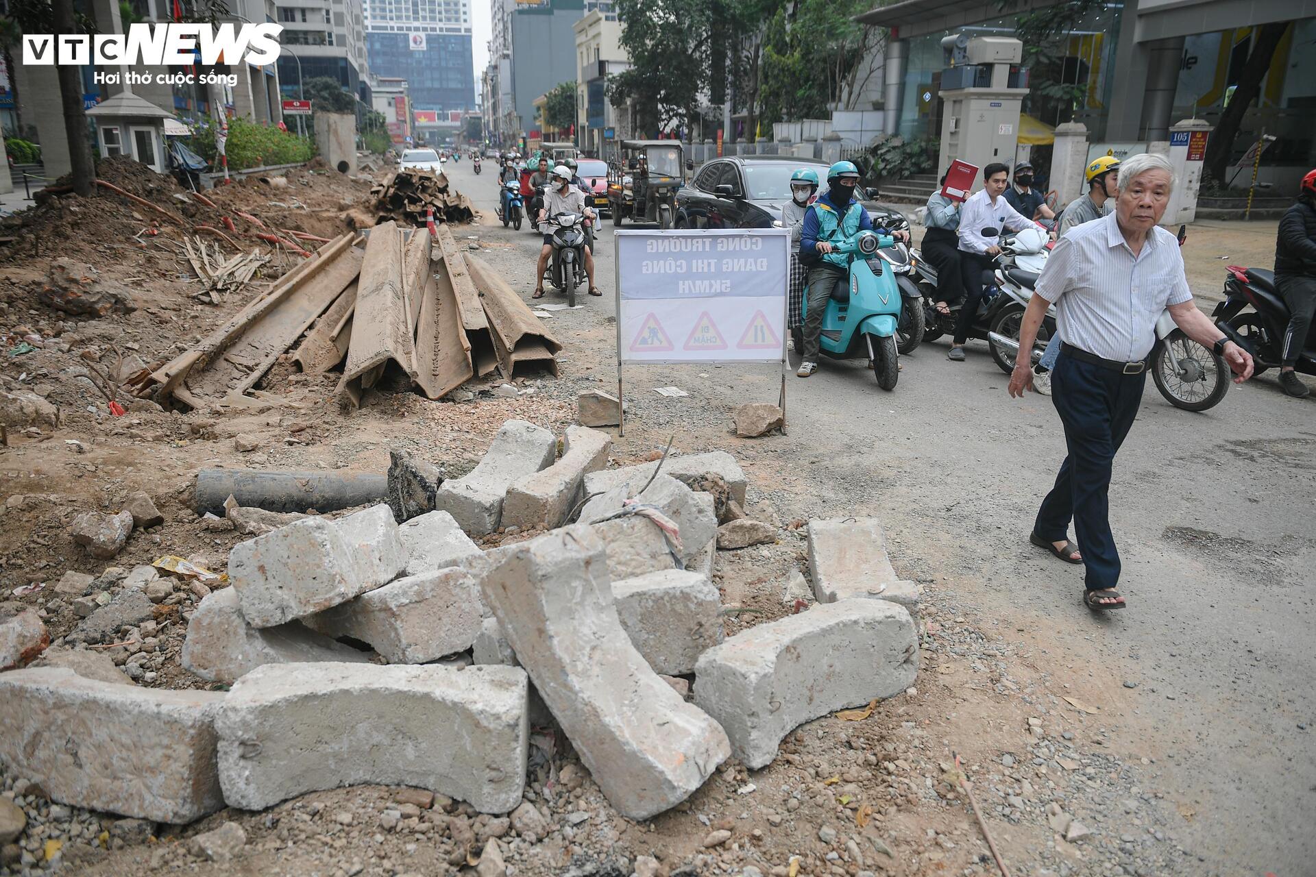 Người Hà Nội dò dẫm tìm lối đi qua công trường mở rộng đường gần 400 tỷ - Ảnh 4
