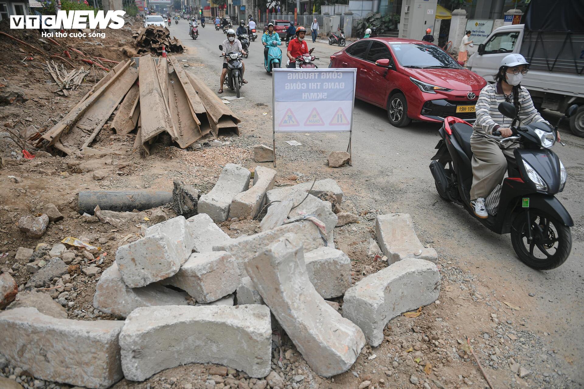 Người Hà Nội dò dẫm tìm lối đi qua công trường mở rộng đường gần 400 tỷ - Ảnh 12