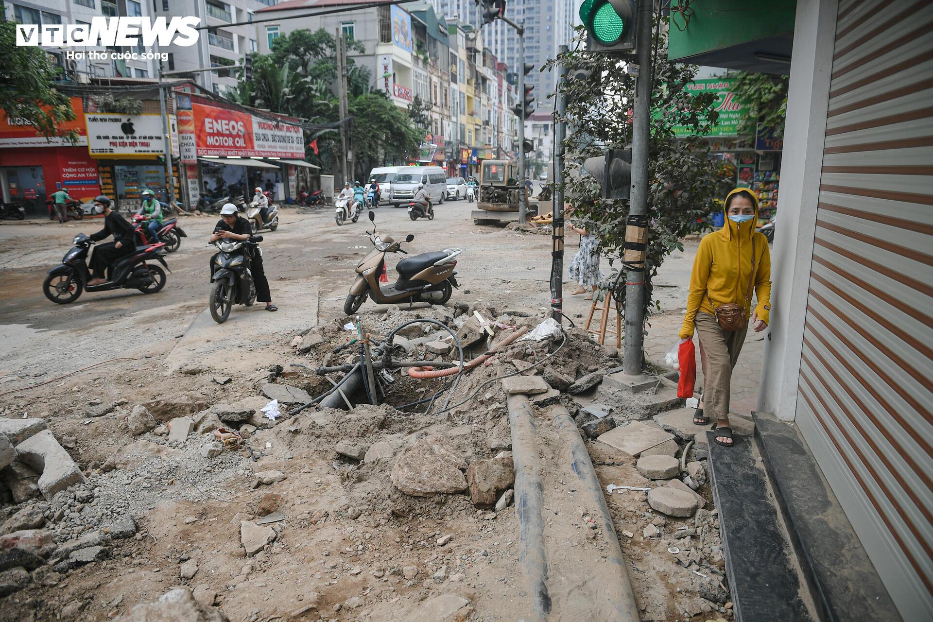 Người Hà Nội dò dẫm tìm lối đi qua công trường mở rộng đường gần 400 tỷ - Ảnh 8