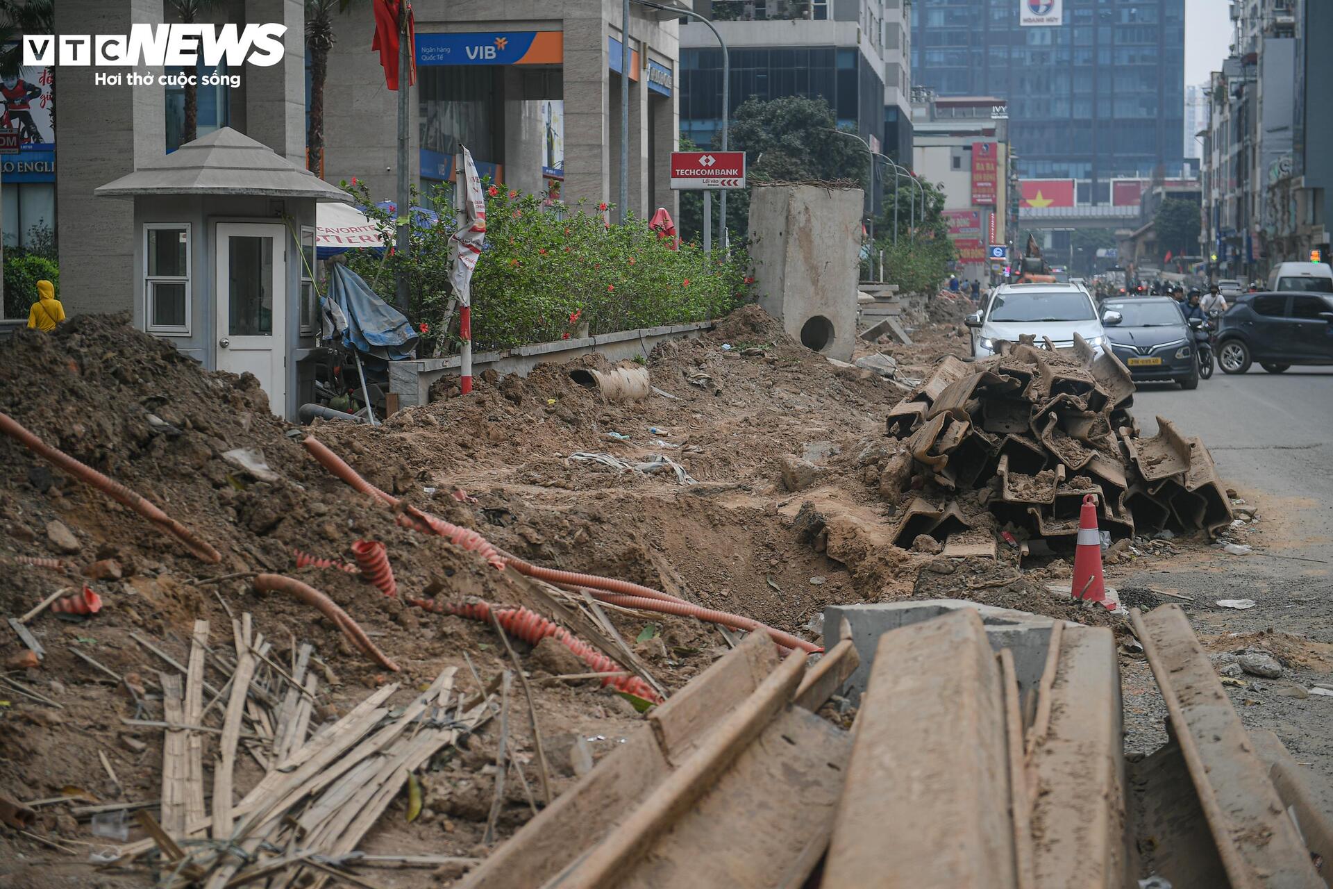 Người Hà Nội dò dẫm tìm lối đi qua công trường mở rộng đường gần 400 tỷ - Ảnh 24