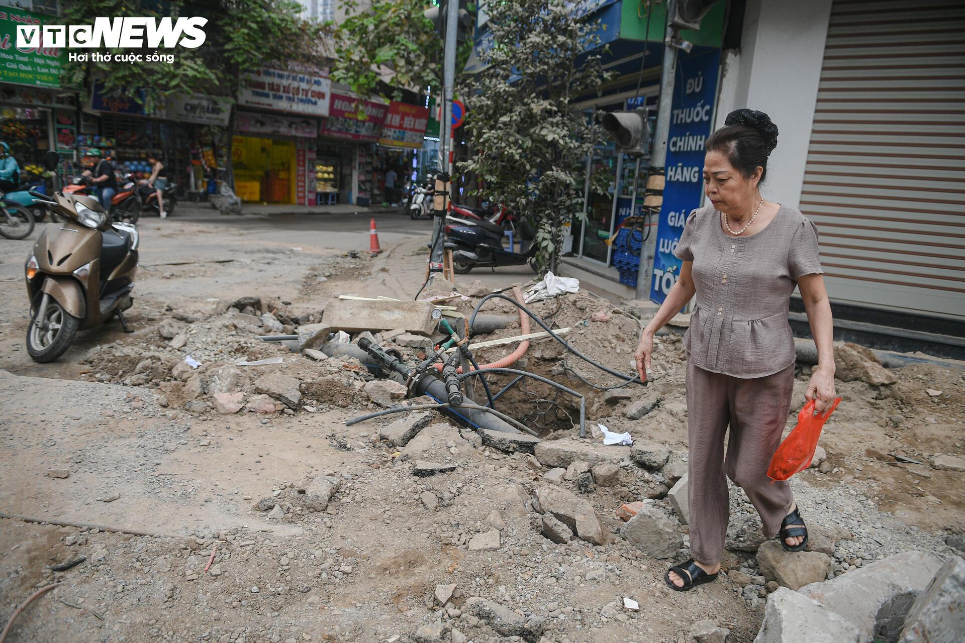 Người Hà Nội dò dẫm tìm lối đi qua công trường mở rộng đường gần 400 tỷ - Ảnh 15