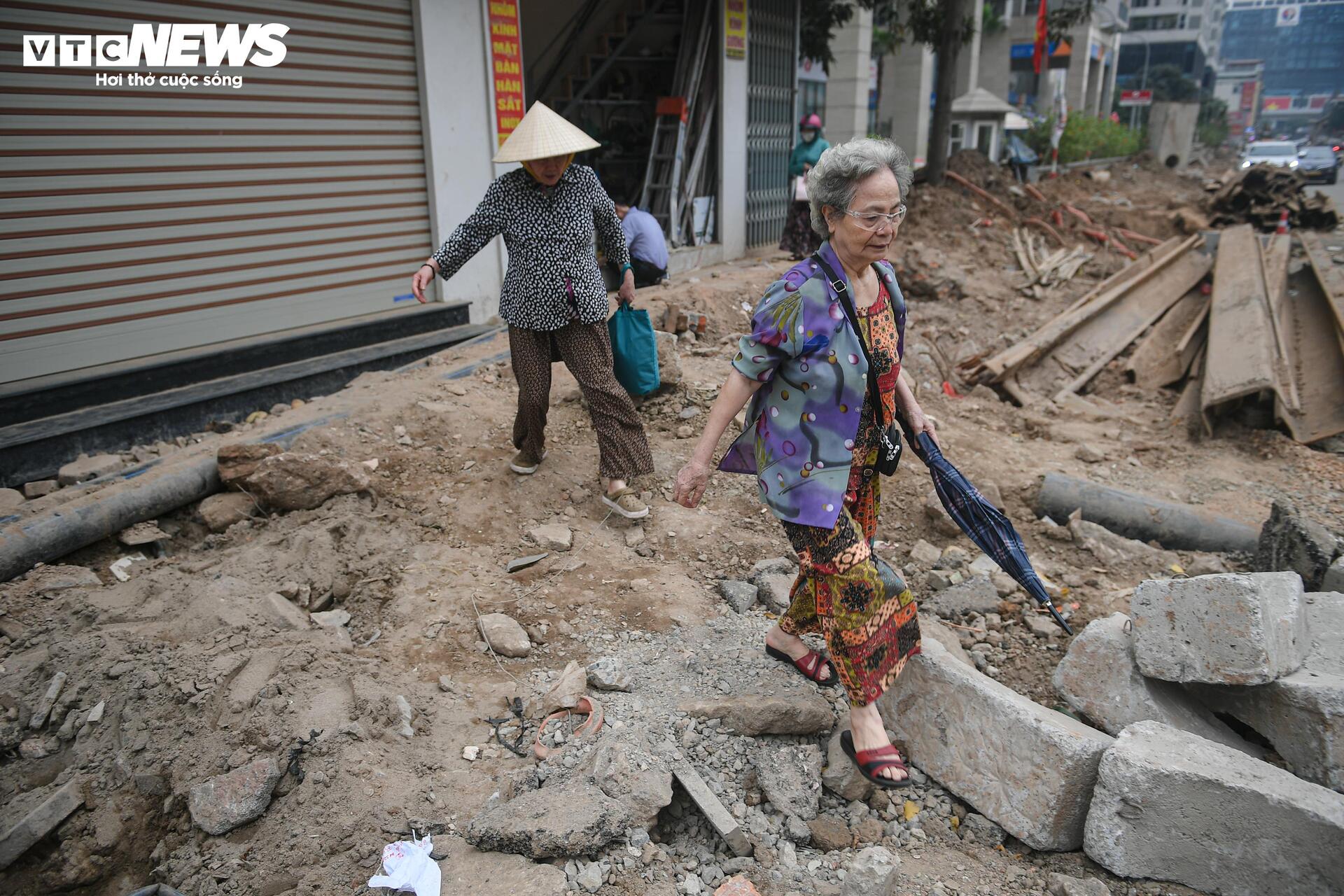 Người Hà Nội dò dẫm tìm lối đi qua công trường mở rộng đường gần 400 tỷ - Ảnh 9