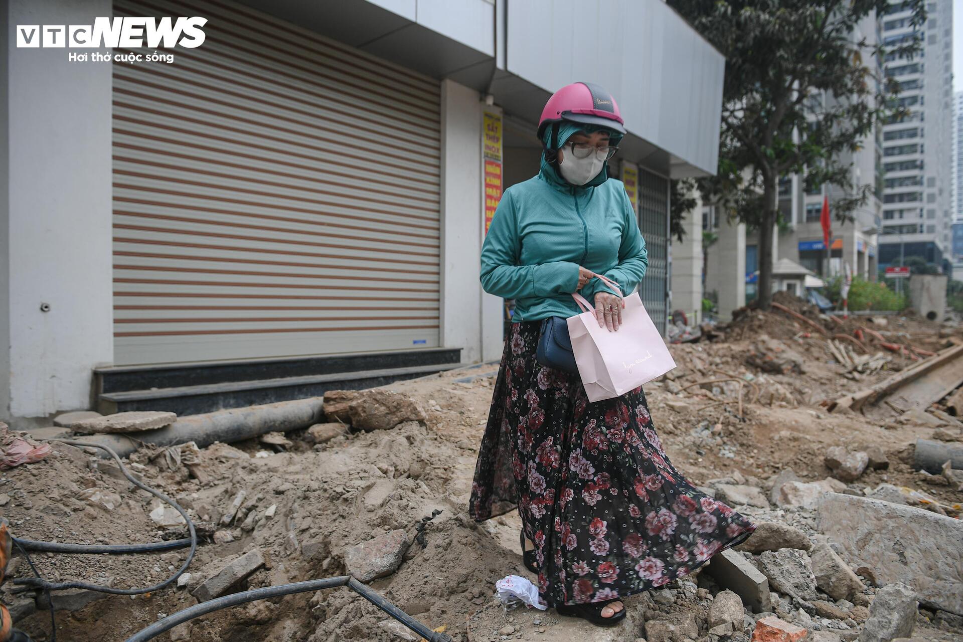 Người Hà Nội dò dẫm tìm lối đi qua công trường mở rộng đường gần 400 tỷ - Ảnh 14