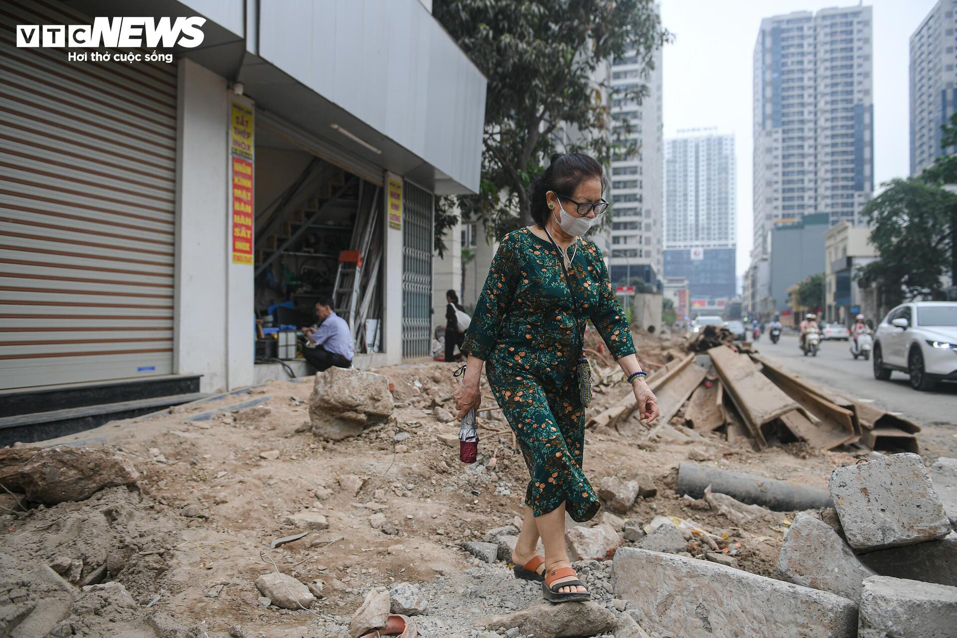 Người Hà Nội dò dẫm tìm lối đi qua công trường mở rộng đường gần 400 tỷ - Ảnh 13