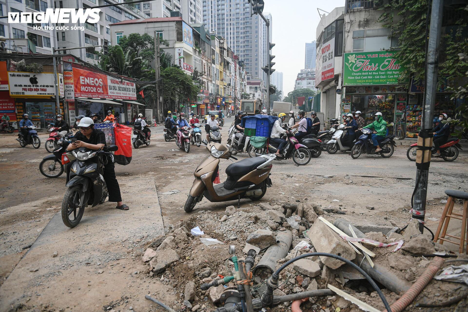 Người Hà Nội dò dẫm tìm lối đi qua công trường mở rộng đường gần 400 tỷ - Ảnh 16