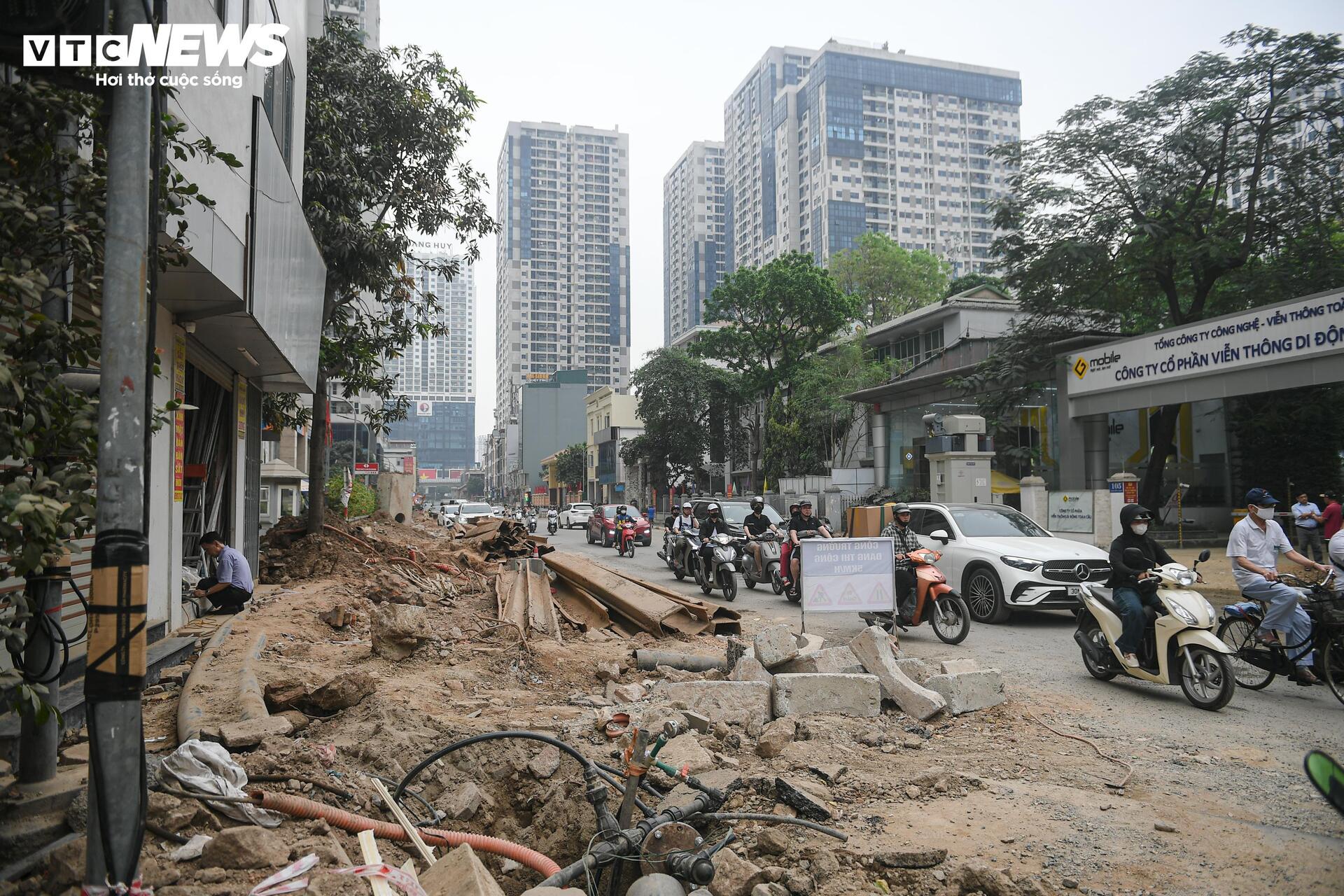 Người Hà Nội dò dẫm tìm lối đi qua công trường mở rộng đường gần 400 tỷ - Ảnh 7