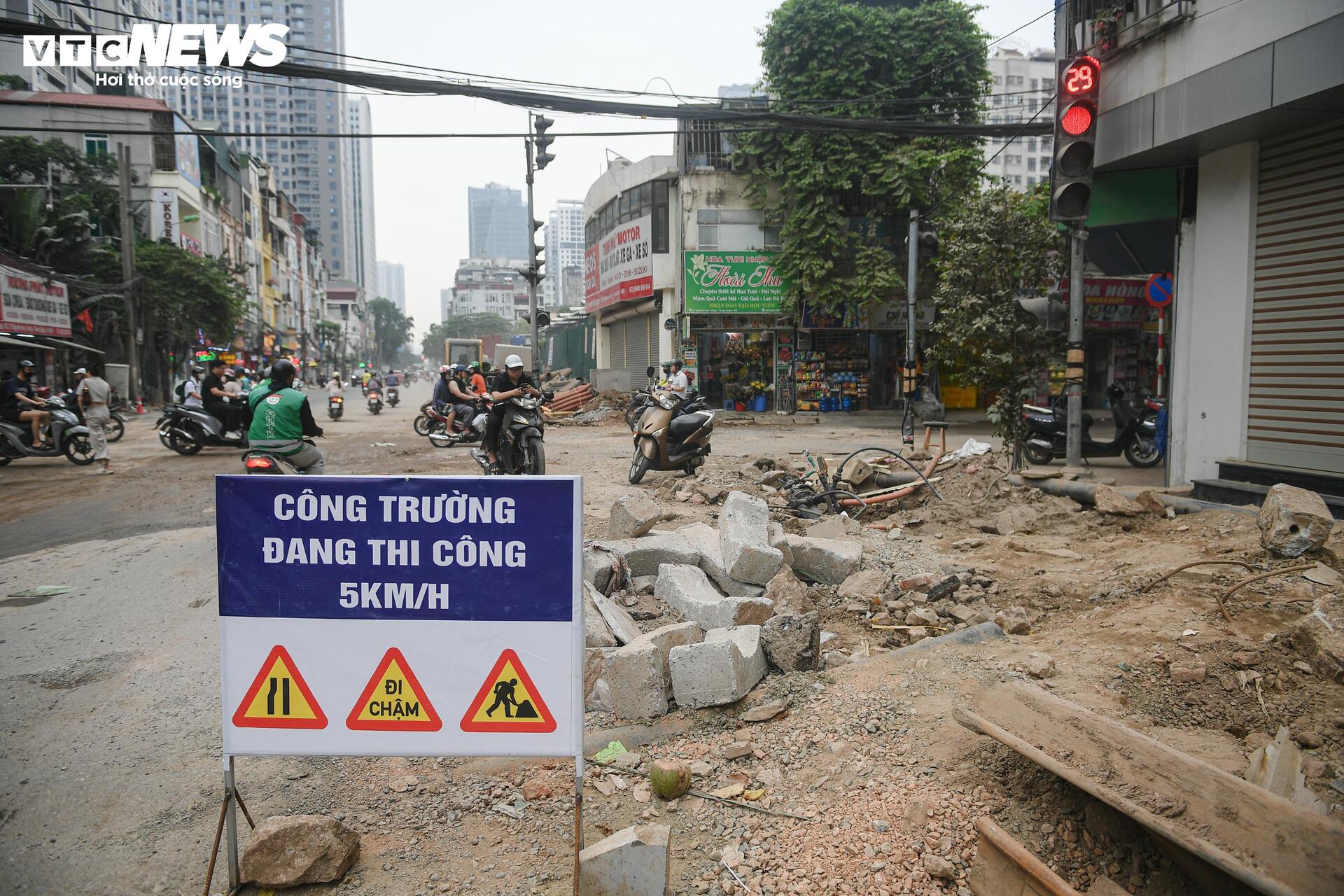 Người Hà Nội dò dẫm tìm lối đi qua công trường mở rộng đường gần 400 tỷ - Ảnh 23