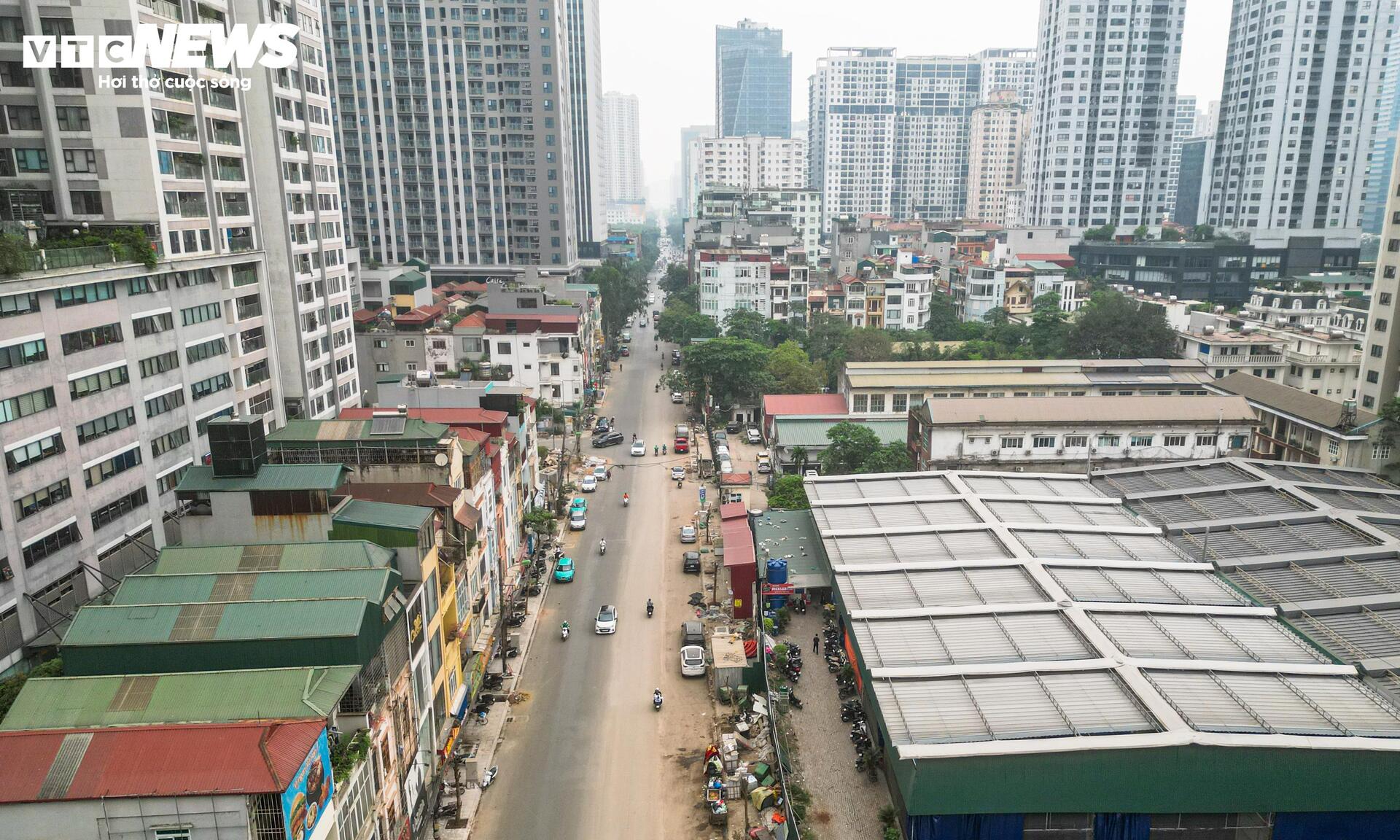 Người Hà Nội dò dẫm tìm lối đi qua công trường mở rộng đường gần 400 tỷ - Ảnh 1