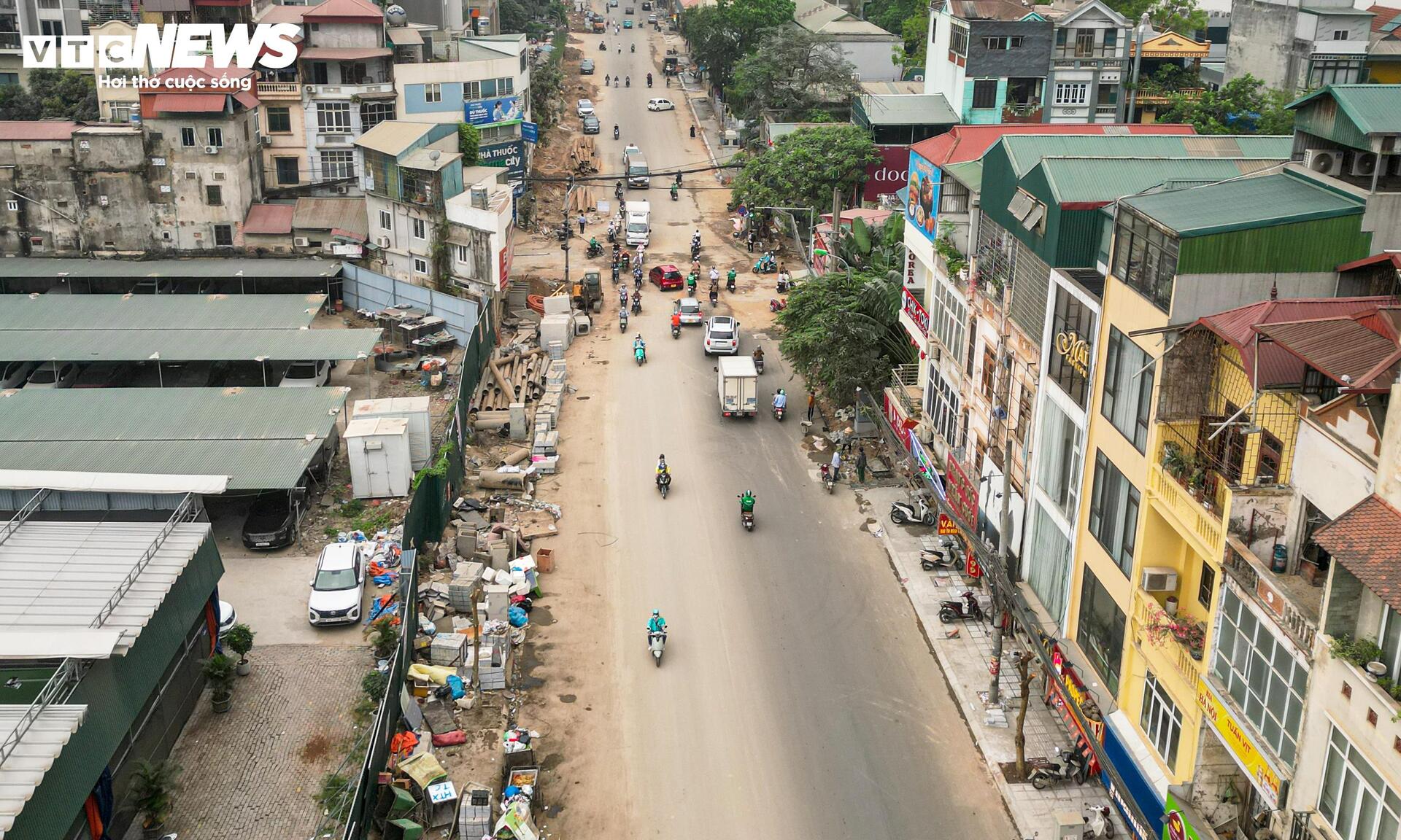 Người Hà Nội dò dẫm tìm lối đi qua công trường mở rộng đường gần 400 tỷ - Ảnh 21