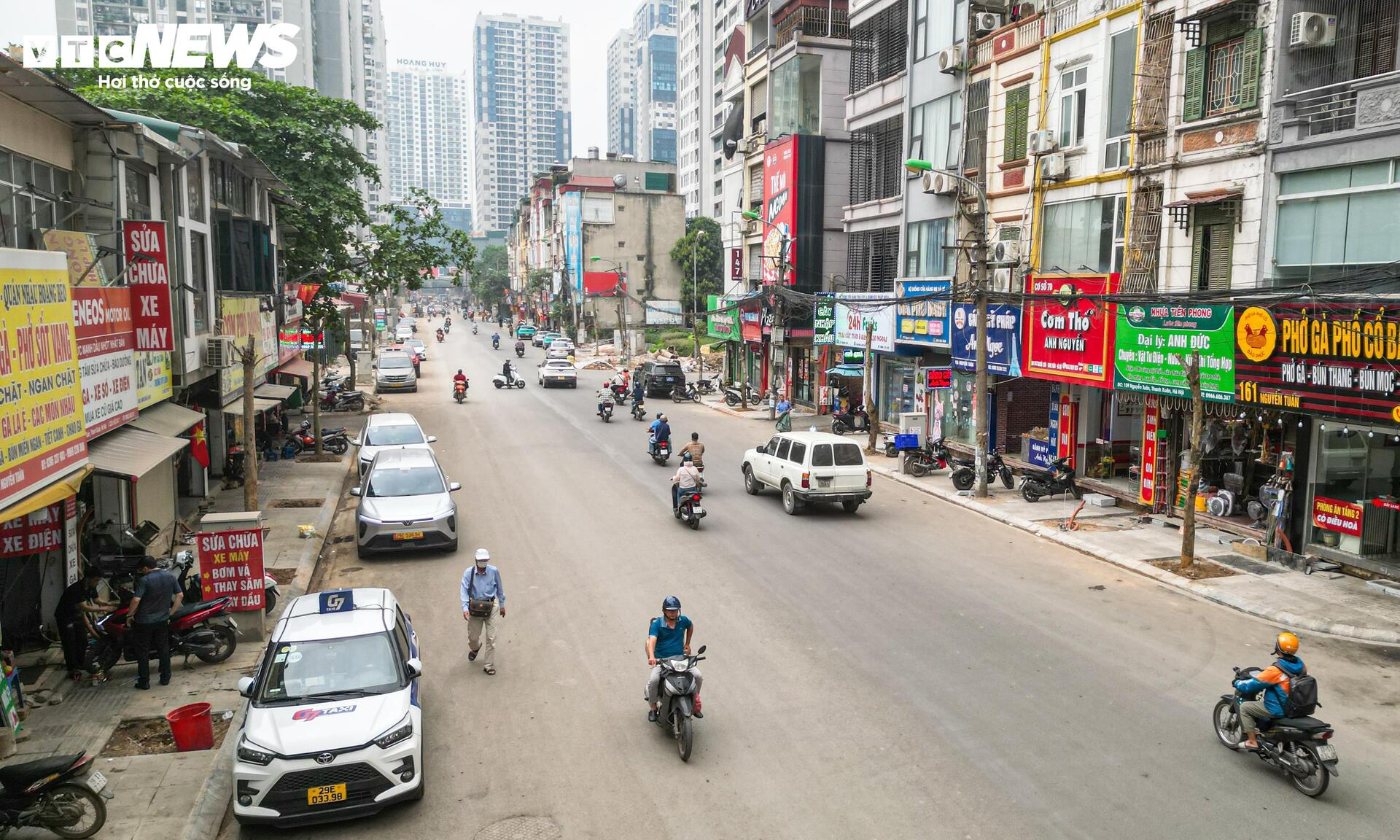 Người Hà Nội dò dẫm tìm lối đi qua công trường mở rộng đường gần 400 tỷ - Ảnh 2