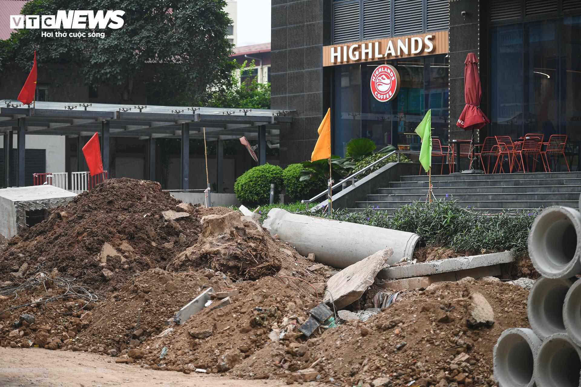 Người Hà Nội dò dẫm tìm lối đi qua công trường mở rộng đường gần 400 tỷ - Ảnh 10