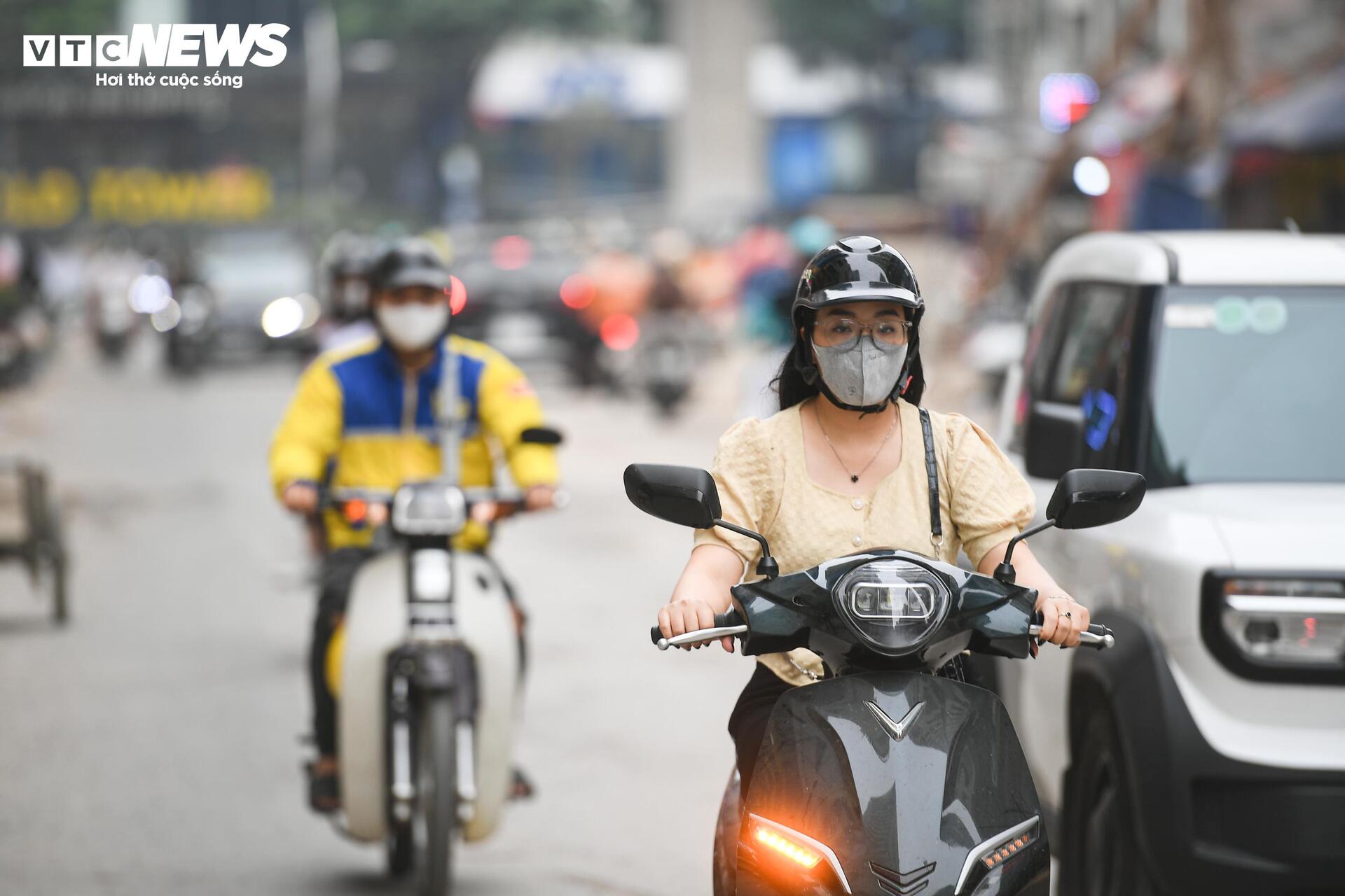 Người Hà Nội dò dẫm tìm lối đi qua công trường mở rộng đường gần 400 tỷ - Ảnh 17