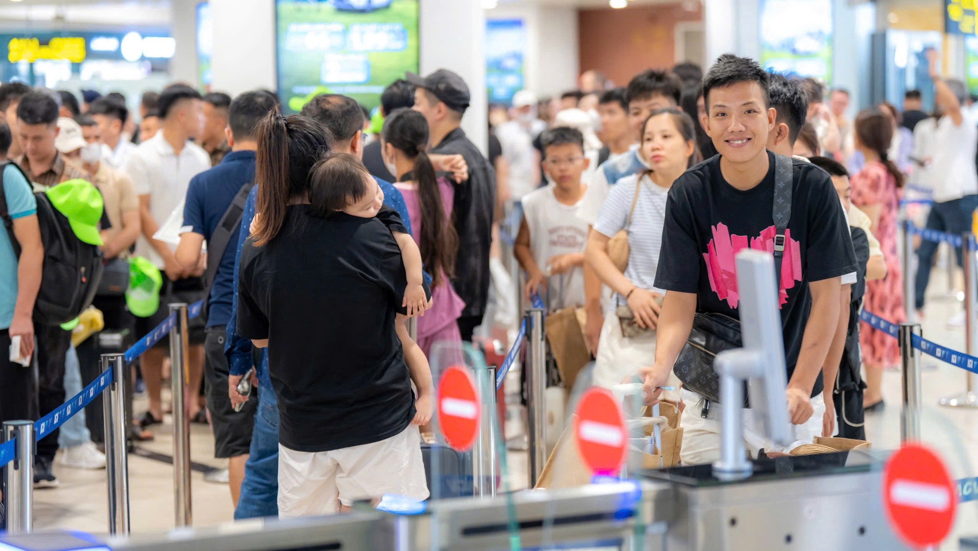 Giá vé máy bay tăng cao, khách bay dịp 30-4 vẫn tăng tới 15% - Ảnh 1