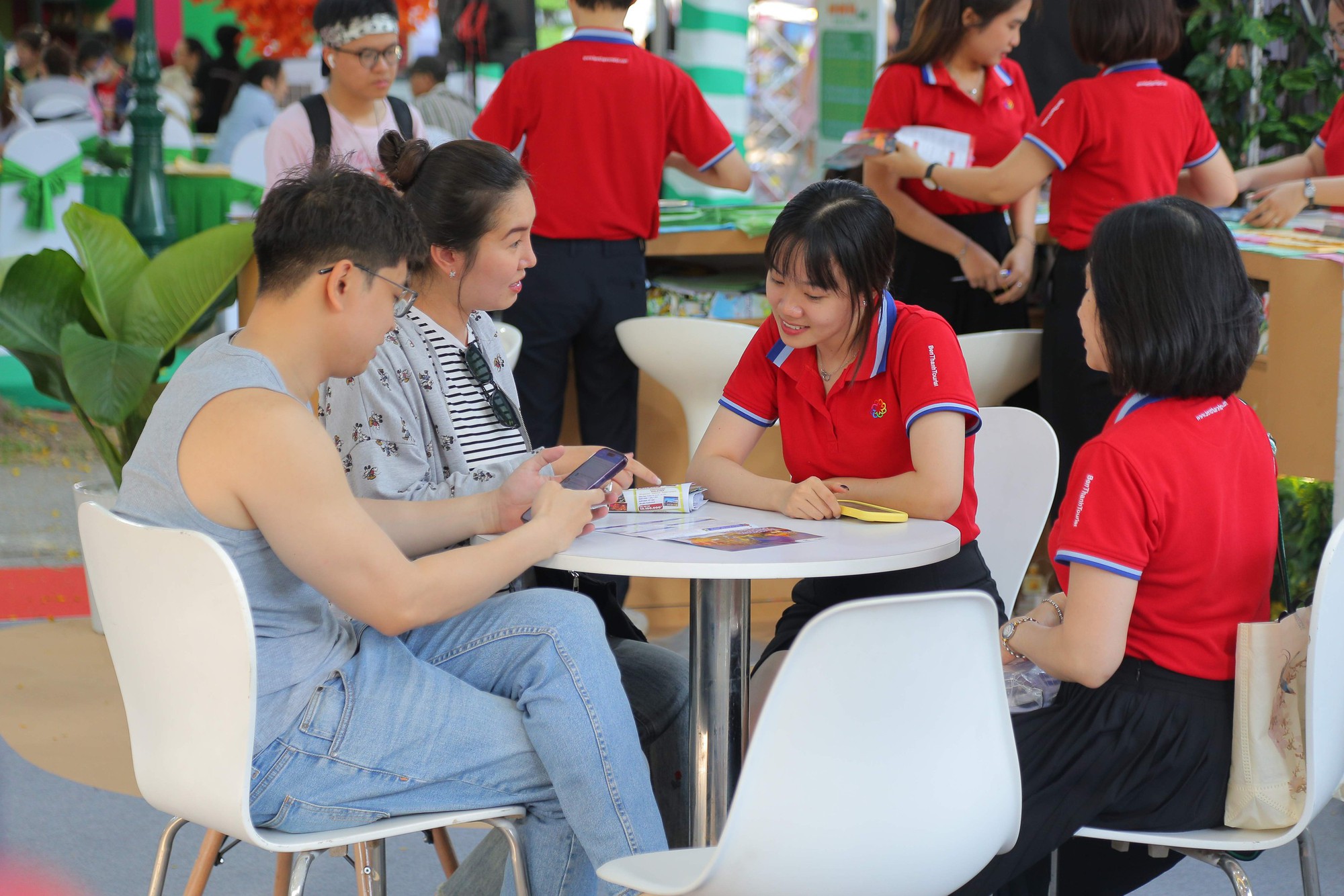 Săn tour du lịch giá rẻ dịp lễ 30-4 khi chi phí xăng dầu tăng - Ảnh 1