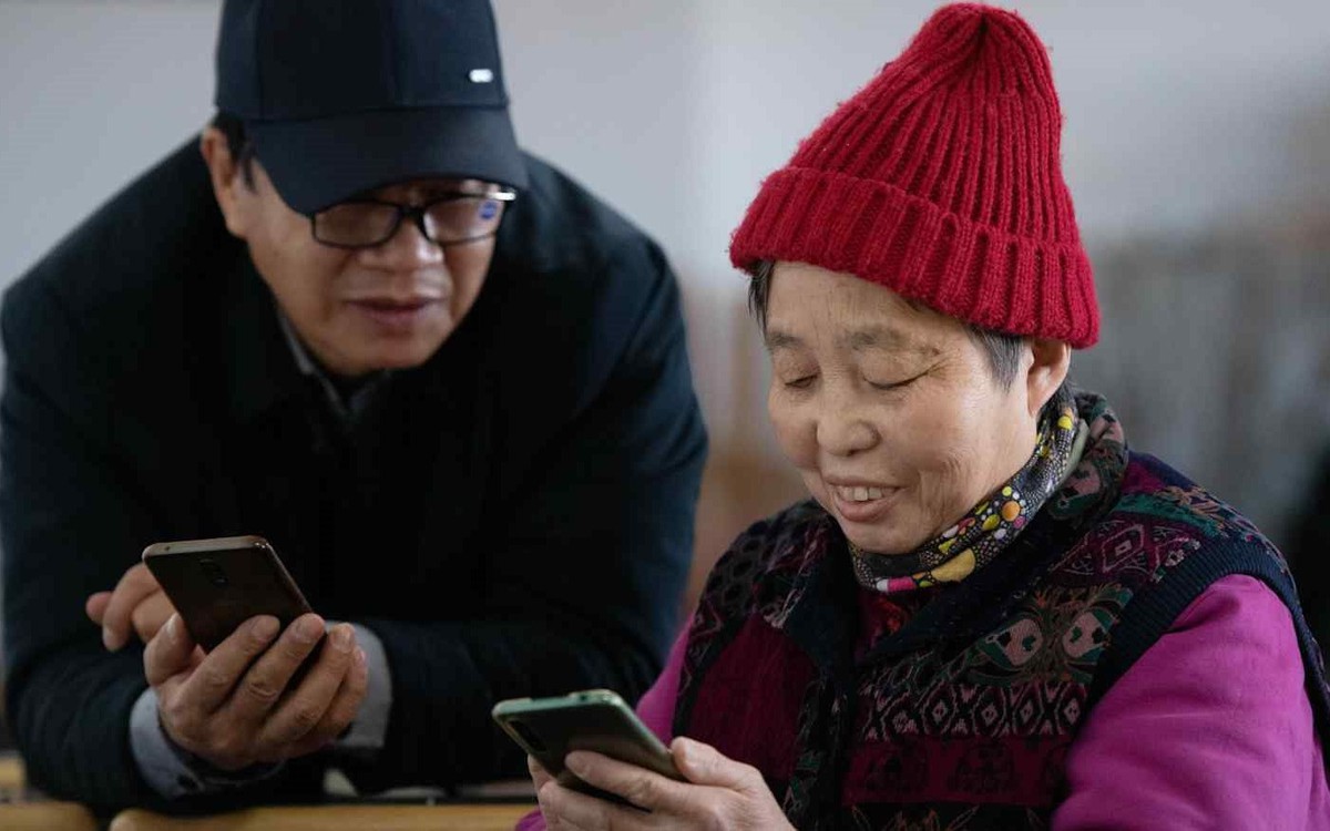 Bật khóc vì câu nói của Robot: 323 triệu người già Trung Quốc đang "dạy" AI cách làm con cháu